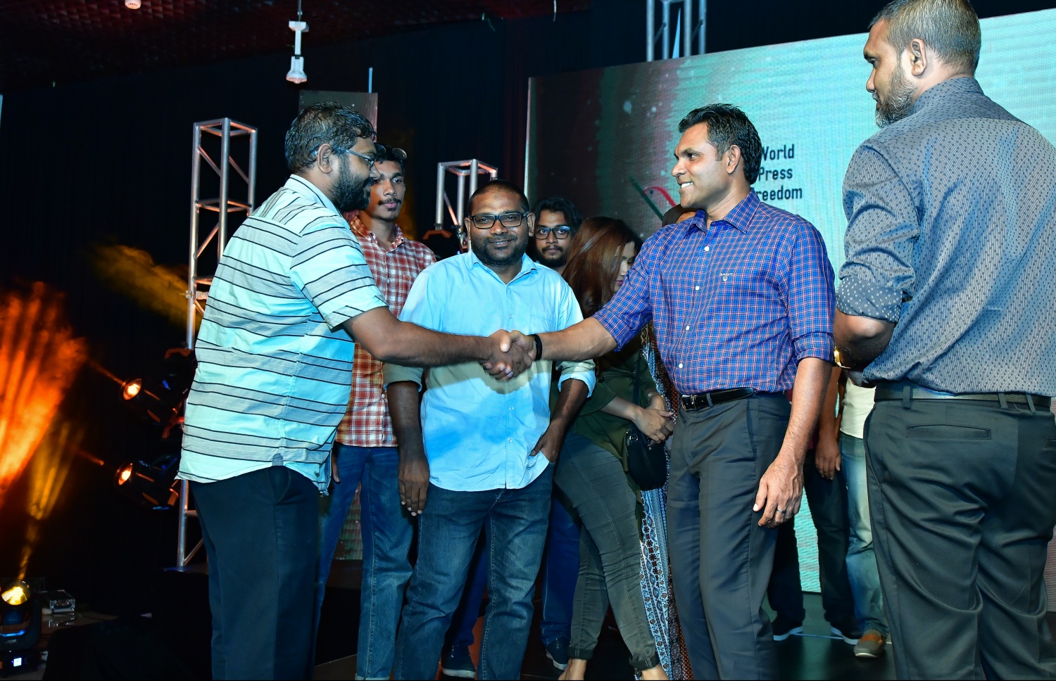 މާލެ: މޭ 3، 2019- މި އަހަރުގެ ނޫސްވެރިކަމުގެ މިނިވަންކަމުގެ ދުވަސް ފާހަގަކުރަން މޯލްޑިވްސް މީޑިއާ ކައުންސިލް (އެމްއެމްސީ) ން މިރޭ ބޭއްވި ރަސްމިއްޔާތަށް ފަހު ނައިބު ރައީސް ފައިސަލް ނަސީމް، ބައެއް ނޫސްވެރިންނާ ސަލާމް ކުރައްވަނީ.---ފޮޓޯ: ނިޝާން އަލީ/ މިހާރު