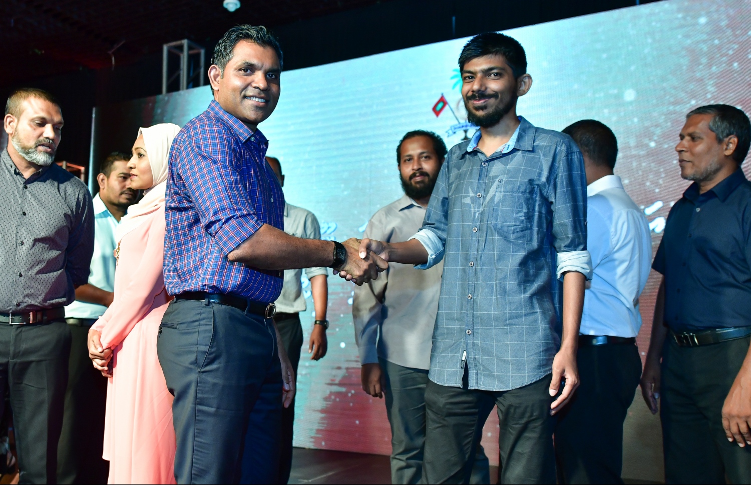 މާލެ: މޭ 3، 2019- މި އަހަރުގެ ނޫސްވެރިކަމުގެ މިނިވަންކަމުގެ ދުވަސް ފާހަގަކުރަން މޯލްޑިވްސް މީޑިއާ ކައުންސިލް (އެމްއެމްސީ) ން މިރޭ ބޭއްވި ރަސްމިއްޔާތަށް ފަހު ނައިބު ރައީސް ފައިސަލް ނަސީމް، އެ ކައުންސިލްގެ ނައިބު ރައީސް އާޒިފްއާ ސަލާމް ކުރައްވަނީ.---ފޮޓޯ: ނިޝާން އަލީ/ މިހާރު