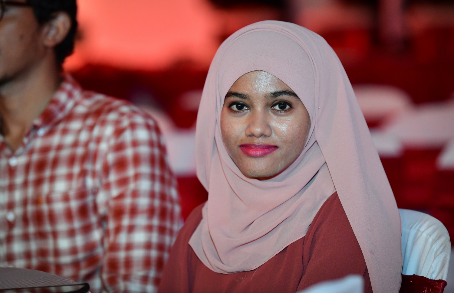 މާލެ: މޭ 3، 2019- މި އަހަރުގެ ނޫސްވެރިކަމުގެ މިނިވަންކަމުގެ ދުވަސް ފާހަގަކުރަން މޯލްޑިވްސް މީޑިއާ ކައުންސިލް (އެމްއެމްސީ) ން މިރޭ ބޭއްވި ރަސްމިއްޔާތުގައި ބައިވެރިވި ނޫސްވެރިއަކު ކެމެރާ އަށް ބަލަހައްޓައިގެން.---ފޮޓޯ: ނިޝާން އަލީ/ މިހާރު