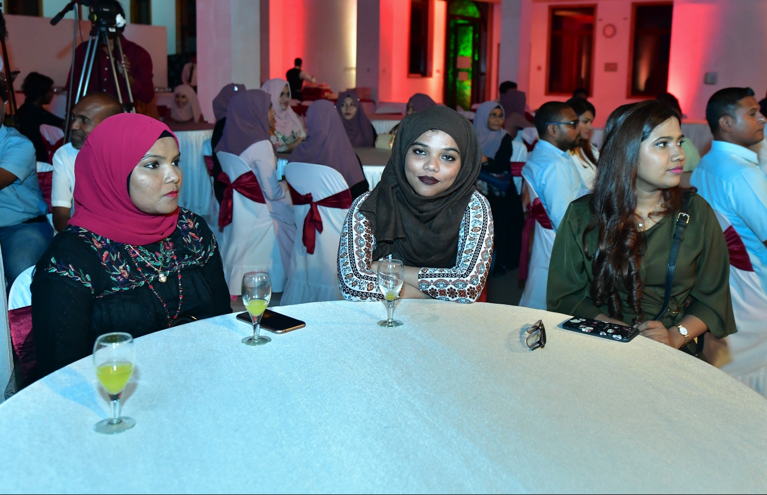 މާލެ: މޭ 3، 2019- މި އަހަރުގެ ނޫސްވެރިކަމުގެ މިނިވަންކަމުގެ ދުވަސް ފާހަގަކުރަން މޯލްޑިވްސް މީޑިއާ ކައުންސިލް (އެމްއެމްސީ) ން މިރޭ ބޭއްވި ރަސްމިއްޔާތުގައި ބައިވެރިވި ބައެއް ނޫސްވެރިން.---ފޮޓޯ: ނިޝާން އަލީ/ މިހާރު