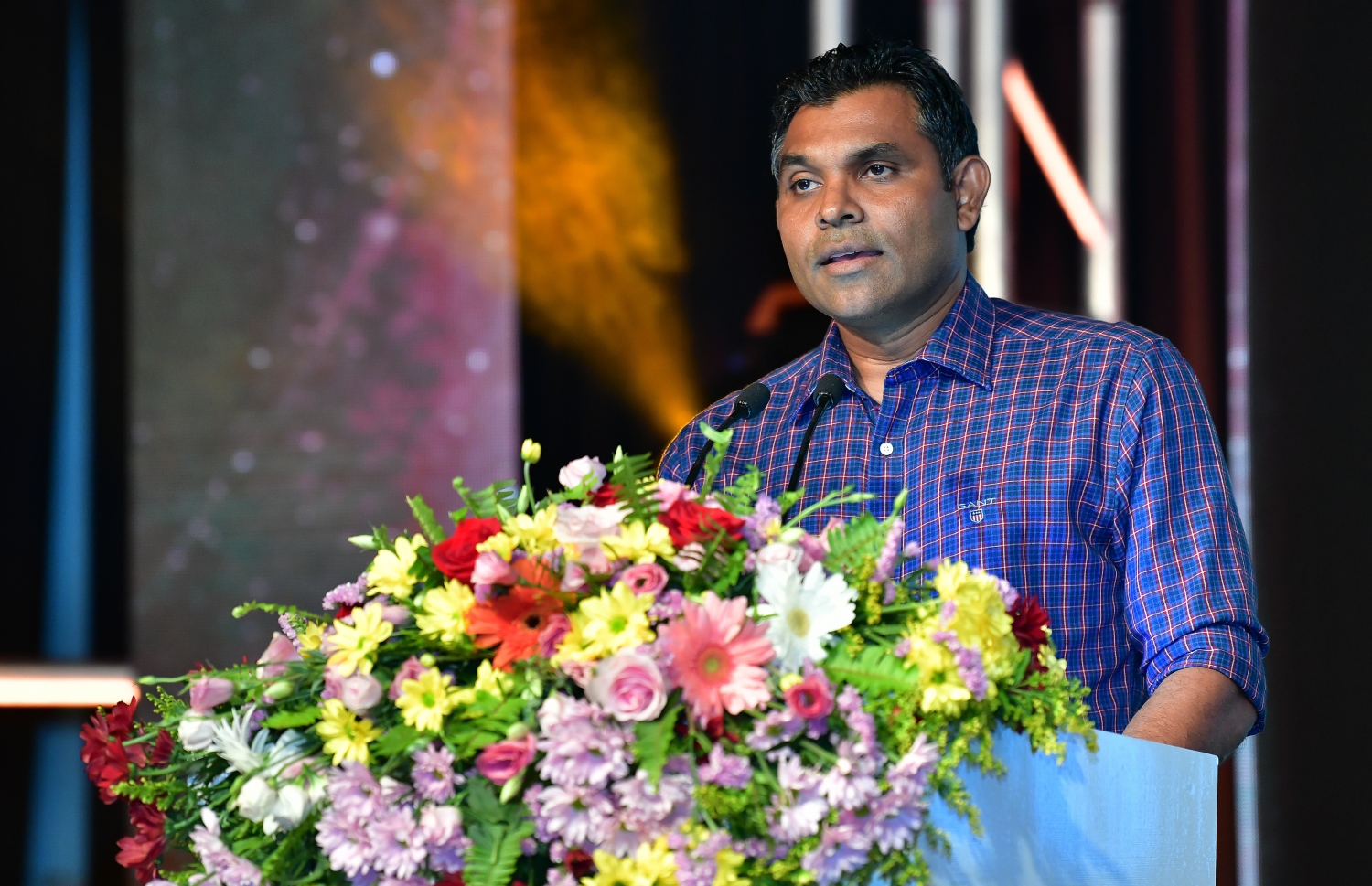 މާލެ: މޭ 3، 2019- މި އަހަރުގެ ނޫސްވެރިކަމުގެ މިނިވަންކަމުގެ ދުވަސް ފާހަގަކުރަން މޯލްޑިވްސް މީޑިއާ ކައުންސިލް (އެމްއެމްސީ) ން މިރޭ ބޭއްވި ރަސްމިއްޔާތުގެ ޝަރަފުވެރި މެހުމާން ނައިބު ރައީސް ފައިސަލް ނަސީމް ވާހަކަފުޅު ދައްކަވަނީ.---ފޮޓޯ: ނިޝާން އަލީ/ މިހާރު