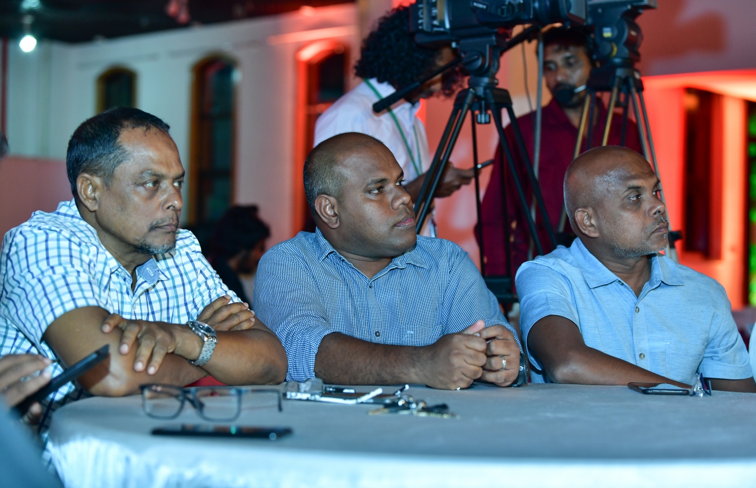 މާލެ: މޭ 3، 2019- މި އަހަރުގެ ނޫސްވެރިކަމުގެ މިނިވަންކަމުގެ ދުވަސް ފާހަގަކުރަން މޯލްޑިވްސް މީޑިއާ ކައުންސިލް (އެމްއެމްސީ) ން މިރޭ ބޭއްވި ރަސްމިއްޔާތުގައި ބައިވެރިވި ބައެއް ނޫސްވެރިން.---ފޮޓޯ: ނިޝާން އަލީ/ މިހާރު