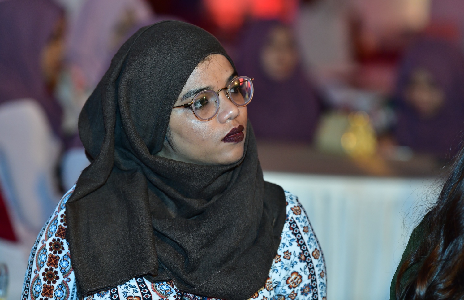 މާލެ: މޭ 3، 2019- މި އަހަރުގެ ނޫސްވެރިކަމުގެ މިނިވަންކަމުގެ ދުވަސް ފާހަގަކުރަން މޯލްޑިވްސް މީޑިއާ ކައުންސިލް (އެމްއެމްސީ) ން މިރޭ ބޭއްވި ރަސްމިއްޔާތުގައި ބައިވެރިވި ނޫސްވެރިއަކު ނައިބު ރައީސް ފައިސަލްގެ ވާހަކަ އަޑުއަހަނީ.---ފޮޓޯ: ނިޝާން އަލީ/ މިހާރު