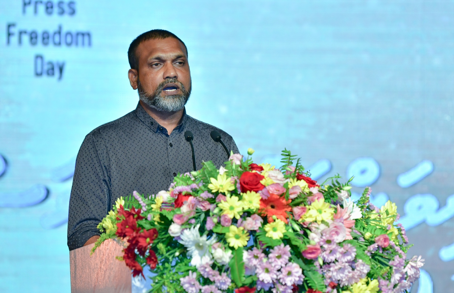 މާލެ: މޭ 3، 2019- މި އަހަރުގެ ނޫސްވެރިކަމުގެ މިނިވަންކަމުގެ ދުވަސް ފާހަގަކުރަން މޯލްޑިވްސް މީޑިއާ ކައުންސިލް (އެމްއެމްސީ) ން މިރޭ ބޭއްވި ރަސްމިއްޔާތުގައި އެ ކައުންސިލްގެ ރައީސް ހިދާޔަތުﷲ ވާހަކަ ދައްކަވަނީ.---ފޮޓޯ: ނިޝާން އަލީ/ މިހާރު