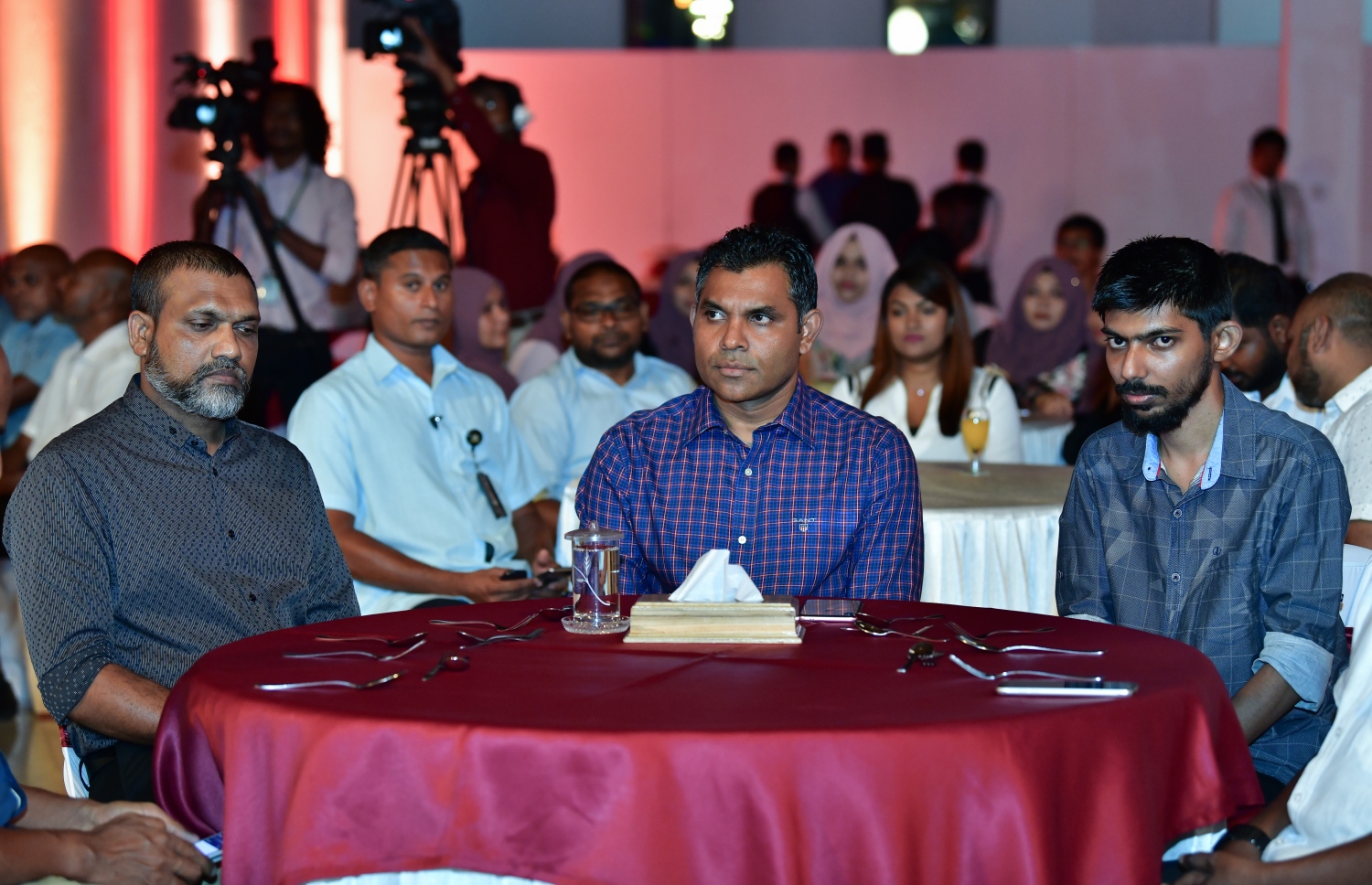 މާލެ: މޭ 3، 2019- މި އަހަރުގެ ނޫސްވެރިކަމުގެ މިނިވަންކަމުގެ ދުވަސް ފާހަގަކުރަން މޯލްޑިވްސް މީޑިއާ ކައުންސިލް (އެމްއެމްސީ) ން މިރޭ ބޭއްވި ރަސްމިއްޔާތުގެ ޝަރަފުވެރި މެހުމާން ނައިބު ރައީސް ފައިސަލް ނަސީމް (މ) އަދި އެ ކައުންސިލްގެ ރައީސް ހިދާޔަތުﷲ (ވ) އާއި ކައުންސިލްގެ ނައިބު ރައީސް އާޒިފް (ކ).---ފޮޓޯ: ނިޝާން އަލީ/މިހާރު