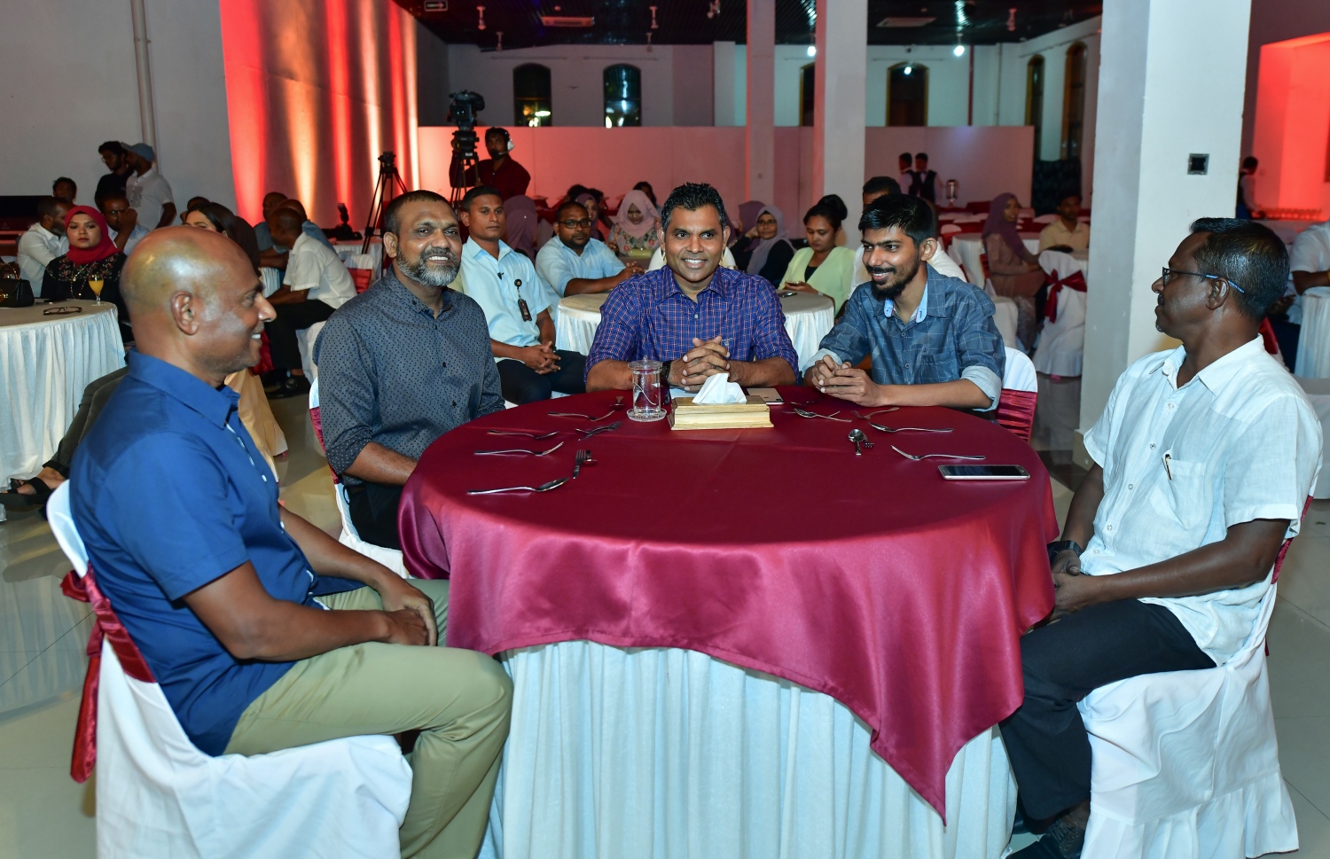 މާލެ: މޭ 3، 2019- މި އަހަރުގެ ނޫސްވެރިކަމުގެ މިނިވަންކަމުގެ ދުވަސް ފާހަގަކުރަން މޯލްޑިވްސް މީޑިއާ ކައުންސިލް (އެމްއެމްސީ) ން މިރޭ ބޭއްވި ރަސްމިއްޔާތުގެ ޝަރަފުވެރި މެހުމާން ނައިބު ރައީސް ފައިސަލް ނަސީމް (މ) އަދި އެ ކައުންސިލްގެ ރައީސް ހިދާޔަތުﷲ (ވ) އާއި ކައުންސިލްގެ ނައިބު ރައީސް އާޒިފް (ކ) އެހެން ބައެއް މެހުމާނުންނާ އެކު.---ފޮޓޯ: ނިޝާން އަލީ/މިހާރު