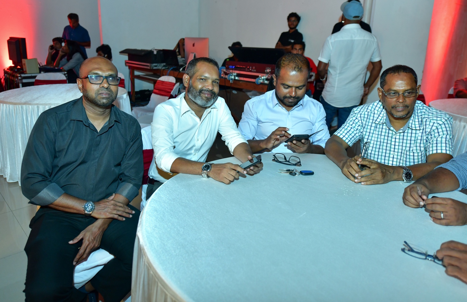 މާލެ: މޭ 3، 2019- މި އަހަރުގެ ނޫސްވެރިކަމުގެ މިނިވަންކަމުގެ ދުވަސް ފާހަގަކުރަން މޯލްޑިވްސް މީޑިއާ ކައުންސިލް (އެމްއެމްސީ) ން މިރޭ ބޭއްވި ރަސްމިއްޔާތުގައި ބައިވެރިވި ބައެއް ނޫސްވެރިން.---ފޮޓޯ: ނިޝާން އަލީ/ މިހާރު