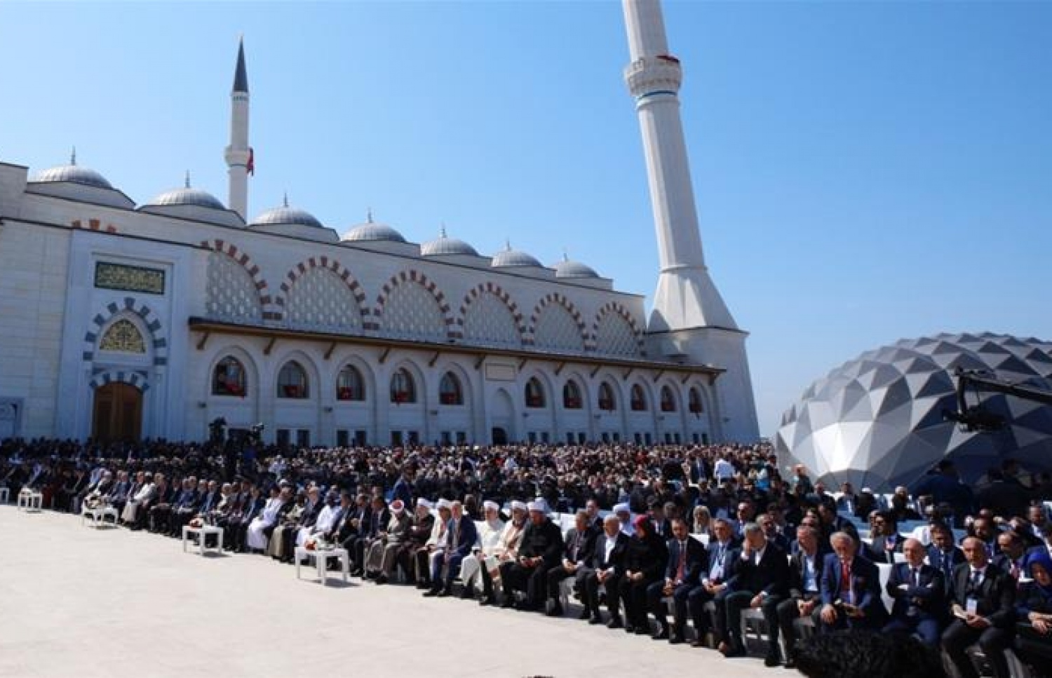 މިސްކިތް ބިނާކޮށްފައި ހުރީ އިސްތަންބޫލްގެ އޭޝިއާ ފަޅީގައި. --ފޮޓޯ:އޮނަދުލޫ