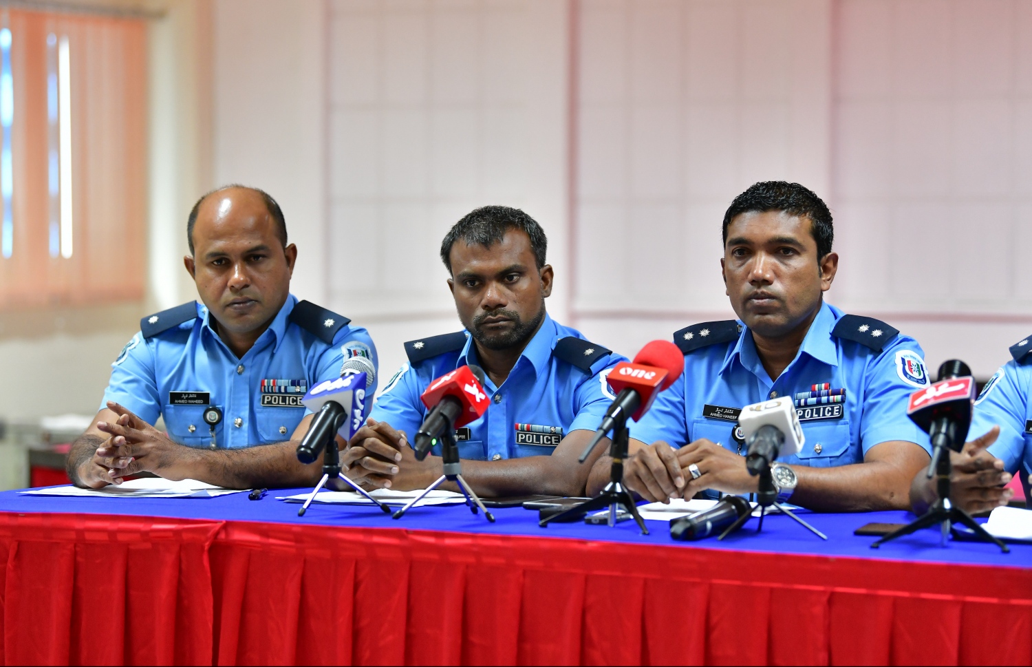 އިސްކަންދަރު ކޮށީގައި ފުލުހުން ބޭއްވި ނޫސްވެރިންގެ ބައްދަލުވުމުގައި ބައެއް ޑިޕާޓްމަންޓުތަކުގެ ވެރިން ބައިވެރިވެވަޑައިގަންނަވަނީ. --- ފޮޓޯ: ހުސެއިން ވަހީދު/ މިހާރު