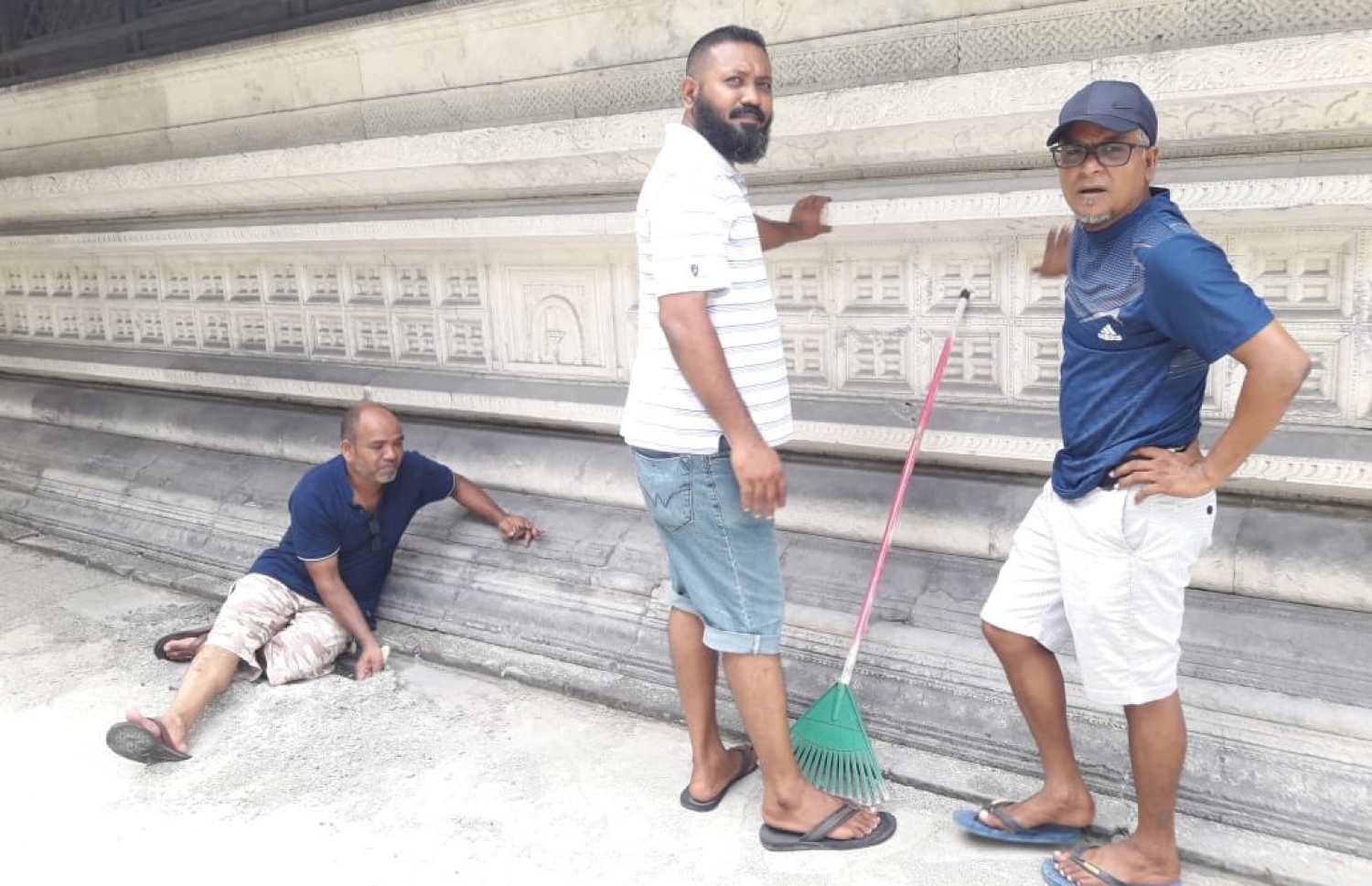 ހުކުރު މިސްކިތުގެ އާބާތުރަ ފިލުވުމަށް އަމަލީ ގޮތުން އުޅުއްވަނީ މިނިސްޓްރީގެ ވެރިން-- ފޮޓޯ: ހެރިޓޭޖް