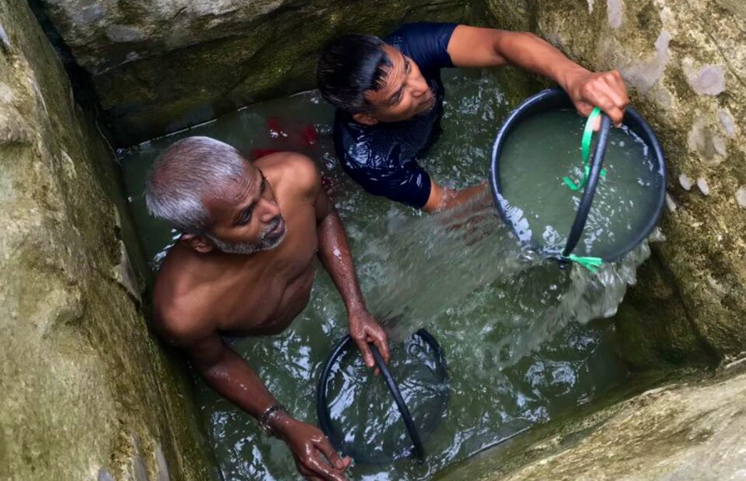 ހުކުރު މިސްކިތު ވަޅުގެ ފެން ހިއްކަނީ: އެ މިސްކިތުގެ އާބާތުރަ ފިލުވުމަށް އަމަލީ ގޮތުން އުޅުއްވަނީ މިނިސްޓްރީގެ ވެރިން-- ފޮޓޯ: ހެރިޓޭޖް