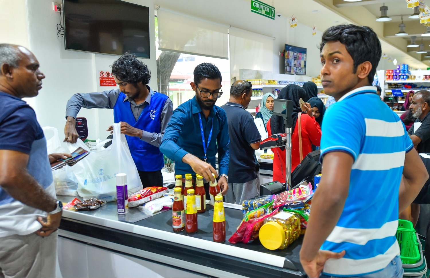 އެސްޓީއޯ ސުޕަމާޓް ފިހާރައިން ބަޔަކު ތަކެތި ގަންނަނީ--- ފައިލް ފޮޓޯ: މިޙާރު