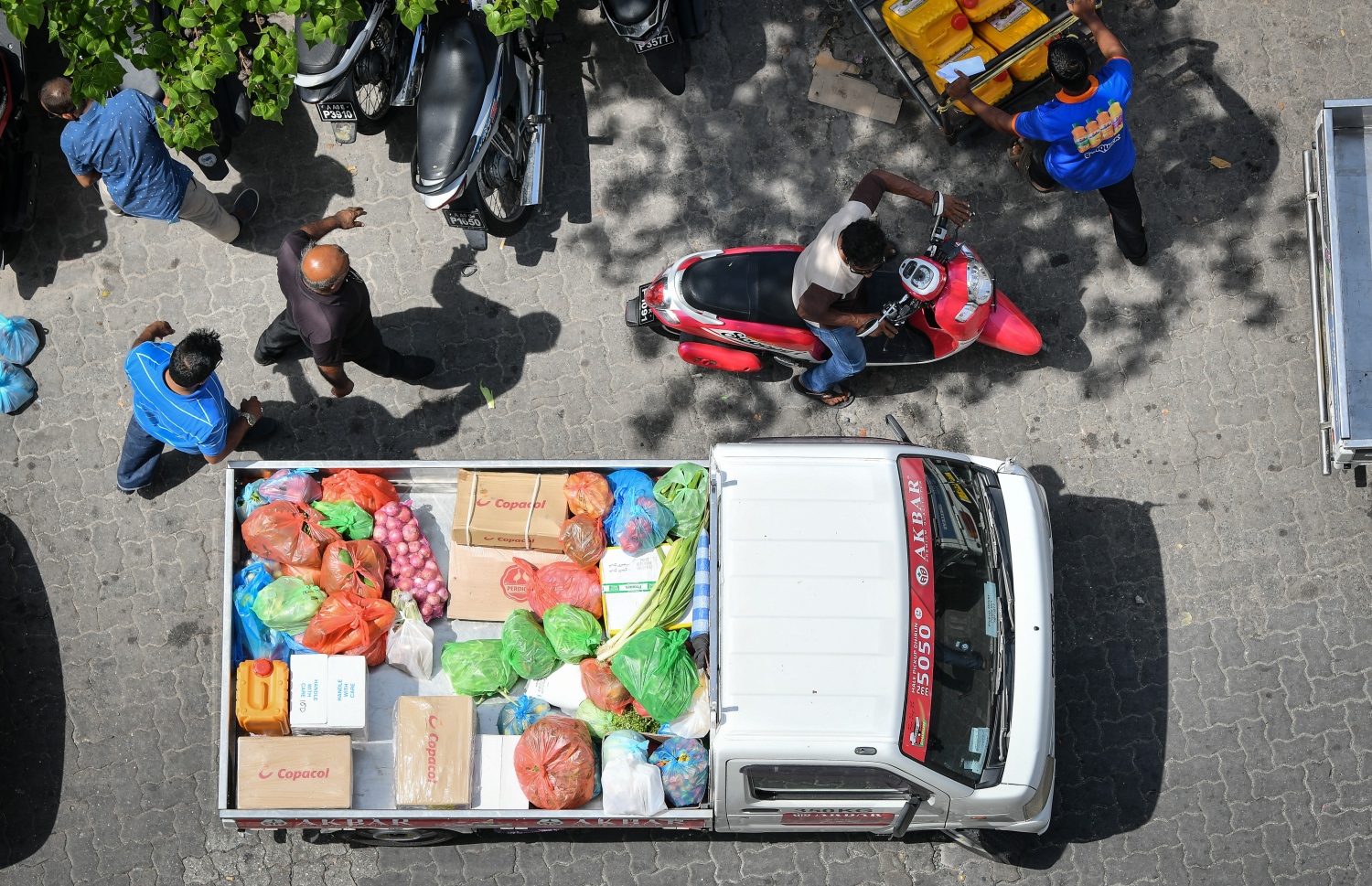 މާލެ: މޭ 5، 2019- ނޯތު ހާބަރު ސަރަހައްދުން ތަރުކާރީ އަރުވައިގެން ޕިކަޕެއް ދުއްވާފައި ދަނީ: ރޯދަ މަހުގެ ތައްޔާރީތަކާ އެކު، މާލޭގެ ބާޒާރުމަތީގެ ސަރަހައްދު ވަރަށް ބޮޑަށް ހަލަބޮލިވެ، ޓްރެފިކް މައްސަލަތައް ވަނީ ބޮޑުވާން ފަށާފައި.---ފޮޓޯ: ނިޝާން އަލީ/މިހާރު