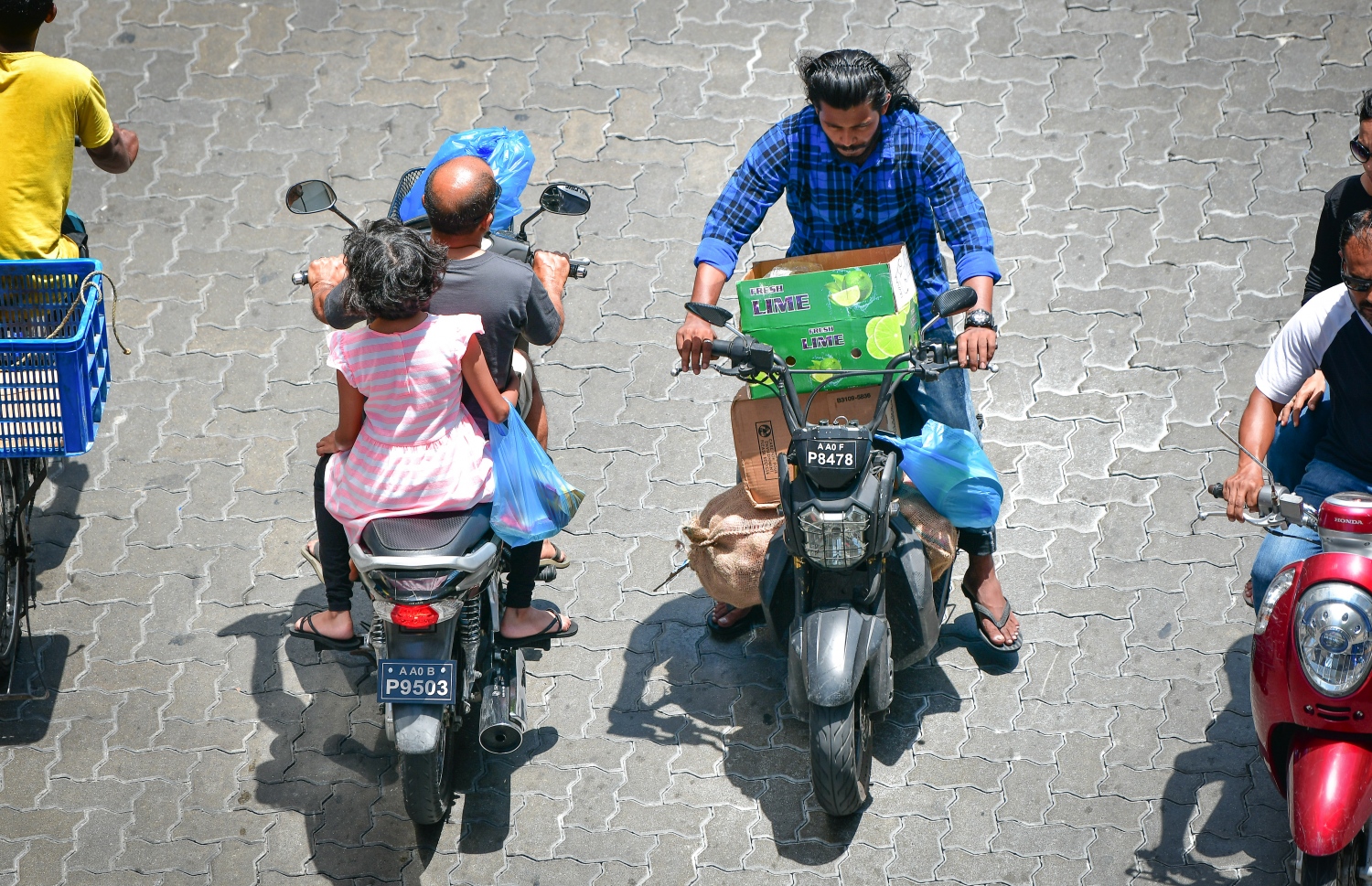 މާލެ: މޭ 5، 2019- ރޯދަ މަހަށް ގެ އަށް ބޭނުންވާ ބައެއް ތަކެތި ގަނެގެން ބަޔަކު މަޖީދީ މަގުން ސައިކަލްގައި ދަނީ.---ފޮޓޯ: ނިޝާން އަލީ/މިހާރު