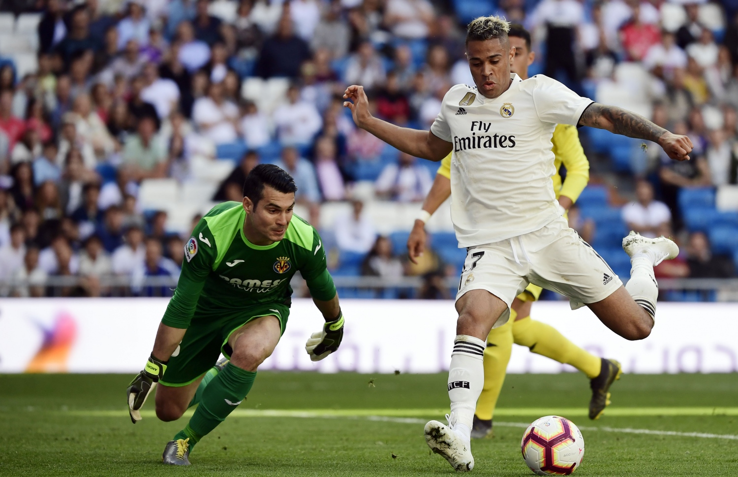 ރެއާލުގެ މަރިއާނޯ ޑިއާޒް (ކ) ގޯލަށް ބޯޅަ ފޮނުވާލަނީ. -- ފޮޓޯ: އޭއެފްޕީ