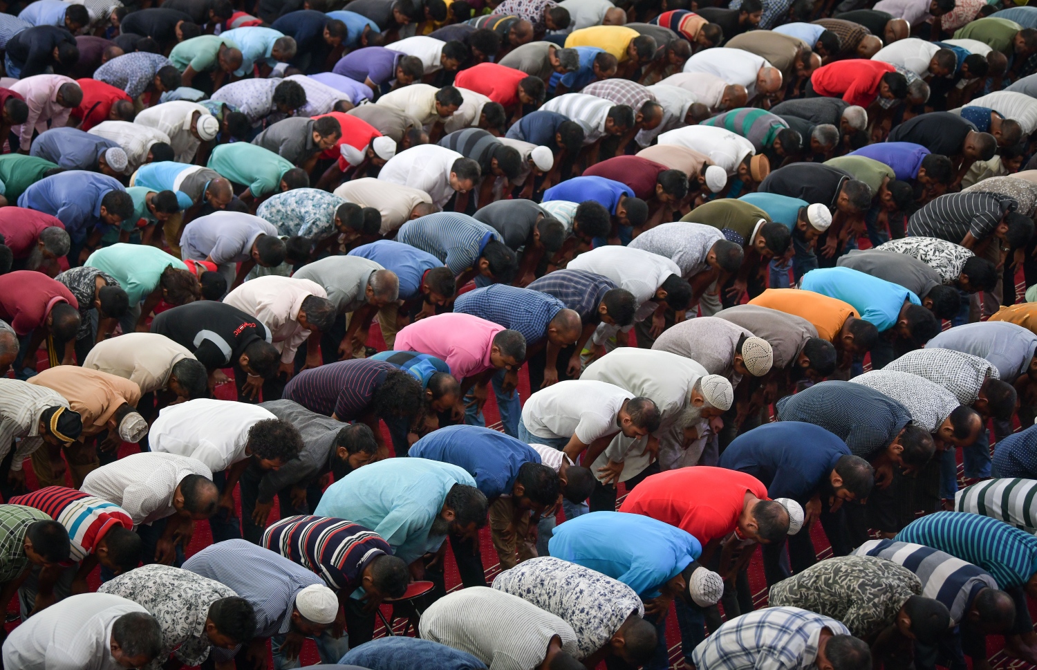 މާލެ: މޭ 6، 2019- މުލަ ރޯދަ ދުވަހުގެ މެންދުރު ނަމާދު އިސްލާމީ މަރުކަޒުގައި ޖަމާއަތުގައި ކުރަނީ.---ފޮޓޯ: ނިޝާން އަލީ/މިހާރު