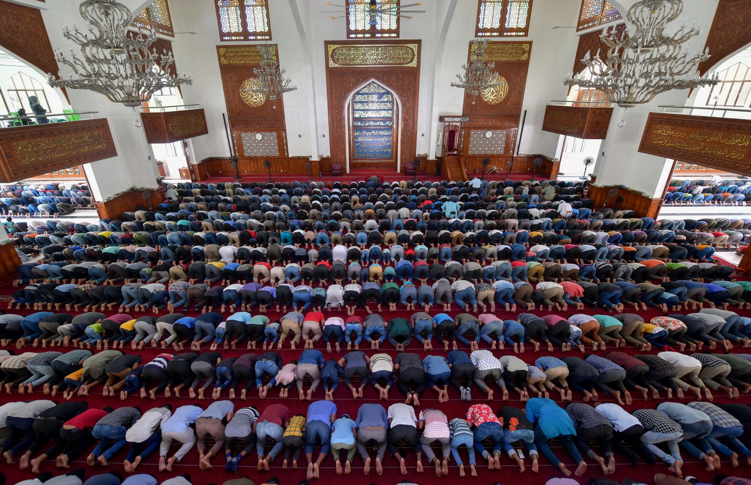 އިސްލާމިކް މަރުކަޒުގައި ޖަމާއަތުގައި ނަމާދުކުރަނީ: މިސްކިތްތަކުގައި ޖަމާއަތުގައި ނަމާދުކުރަން ރޯދަމަހު ފެށިދާނެކަމާ މެދު އަދި އޮތީ ސުވާލު -- ފޮޓޯ: ނިޝާން އަލީ/މިހާރު