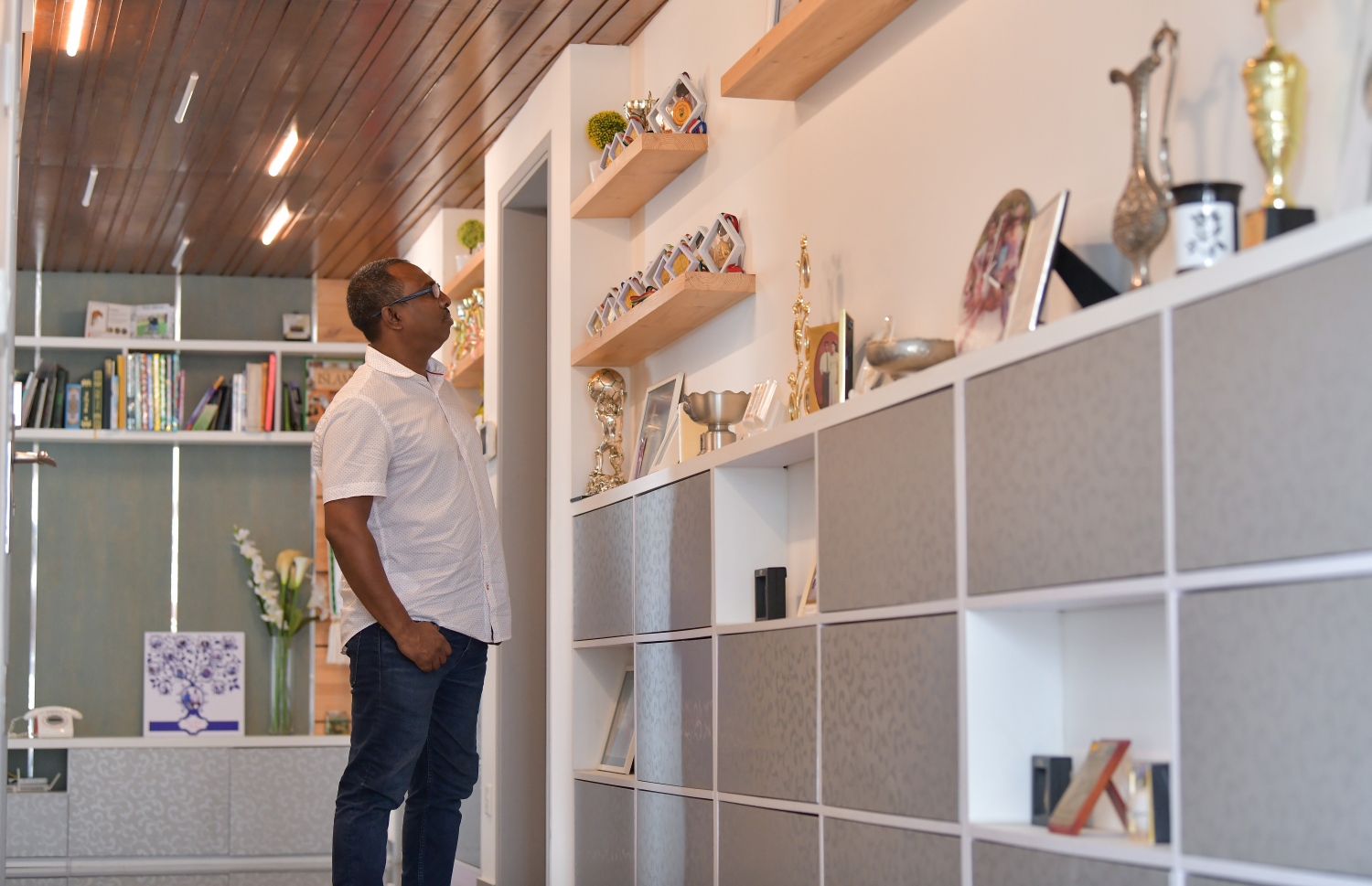 އާޒިމަށް ލިބިވަޑައިގެންފައިވާ ޓްރޮފީތައް ބައްލަވާލައްވަނީ.---ފޮޓޯ: ނިޝާން އަލީ/މިހާރު