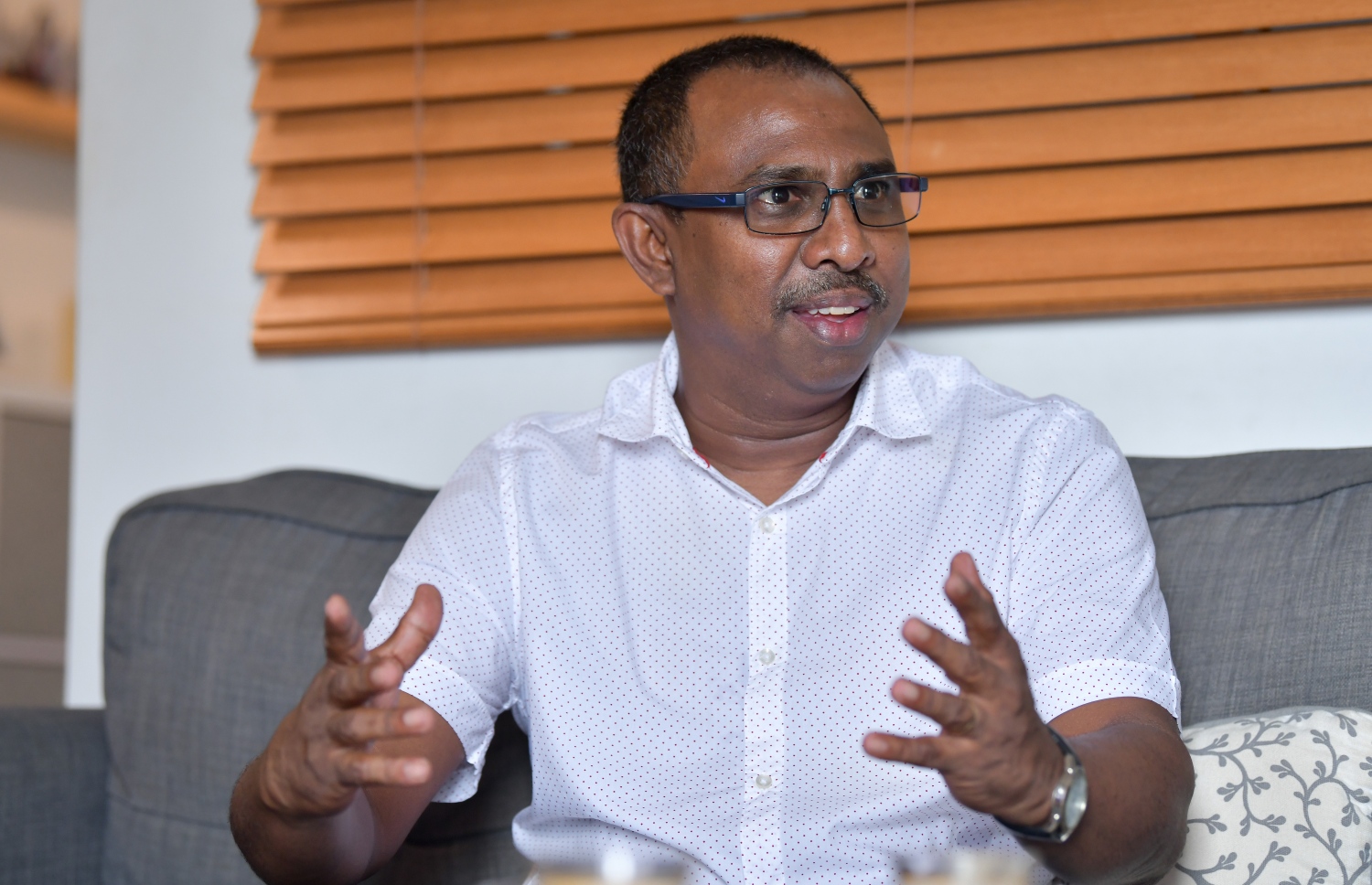 އާޒިމް، މި މަހުގެ ދެ ވަނަ ދުވަހު "މިހާރު" އަށް އިންޓަވިއު ދެއްވަނީ.---ފޮޓޯ: ނިޝާން އަލީ/މިހާރު