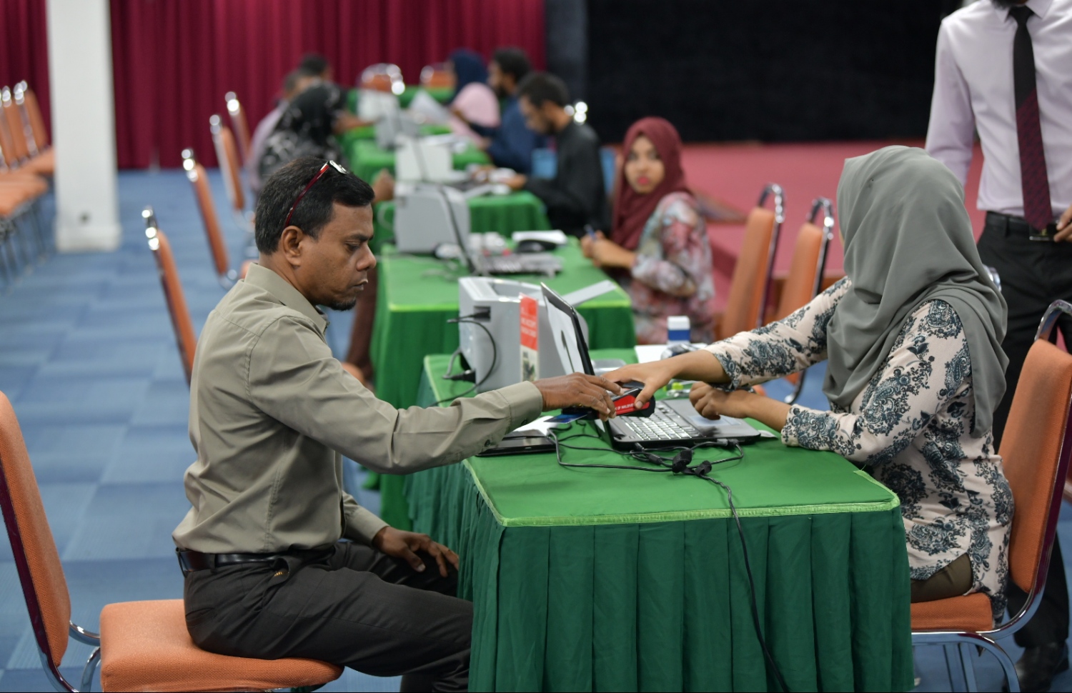 މީހަކު، އިސްލާމިކް މިނިސްޓްރީގައި ޒަކާތް ދައްކަނީ.-- ފޮޓޯ: މިހާރު