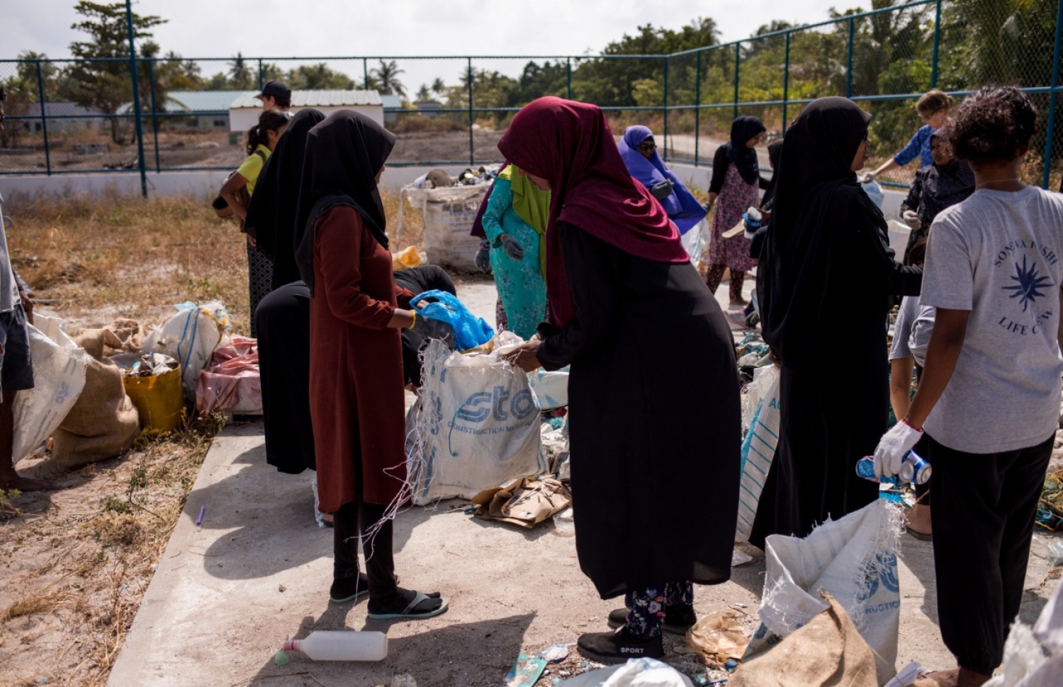 މާޅޮހު ރައްޔިތުން ނުކުމެ ކުނި ހޮވަނީ: މިއީ ތިމާވެށީގެ ނަމޫނާއެއް