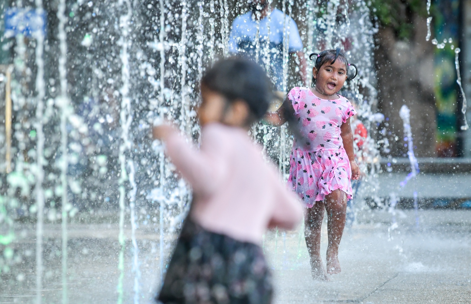 މާލެ: މޭ 9، 2019- ޖުމްހޫރީ މައިދާނުގެ ފެންއަރުވަޑާމުގައި ކުޑަ ދެކުއްޖަކު މިއަދު މަޖާކުރަނީ: މިއީ މާލޭގައި ކުޑަކުދިން އެންމެ މަޖާކުރާ އެއް ތަން.---ފޮޓޯ: ނިޝާން އަލީ/މިހާރު