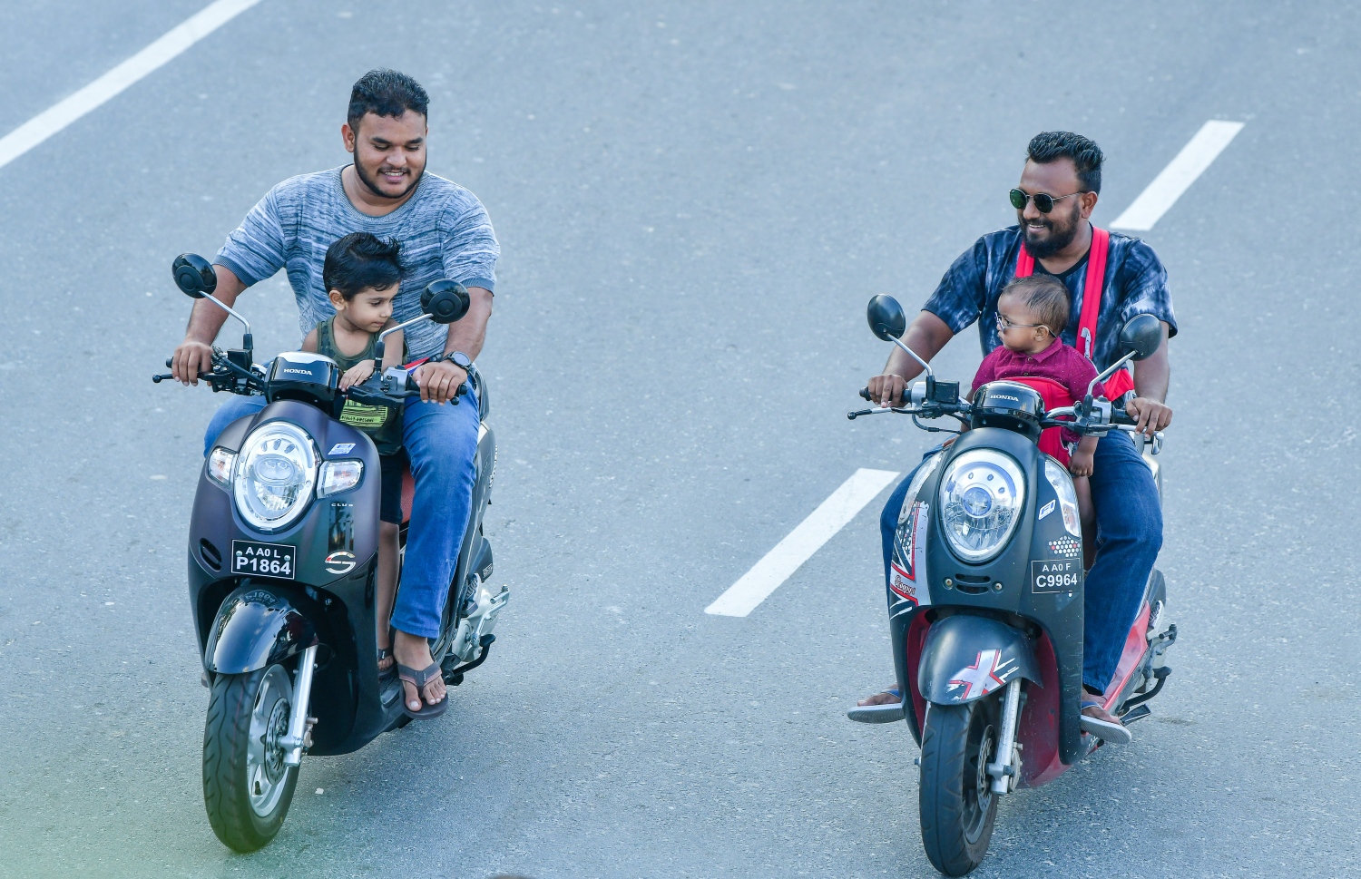 މާލެ: މޭ 9، 2019- މިއަދު ހަވީރު ރޯދަ ކުރުކޮށްލުމަށްޓަކައި ދެ މީހަކު ކުޑަ ދެ ކުދިން ގޮވައިގެން ސައިކަލްގައި ފިނިބުރު ޖަހަނީ: ރޯދަ މަހުގެ ހަވީރު ގަޑީގައި ފިނިބުރު ޖެހުމަކީ ކުރިއްސުރެ އެންމެ އާންމު ކަންތައް.---ފޮޓޯ: ނިޝާން އަލީ/މިހާރު