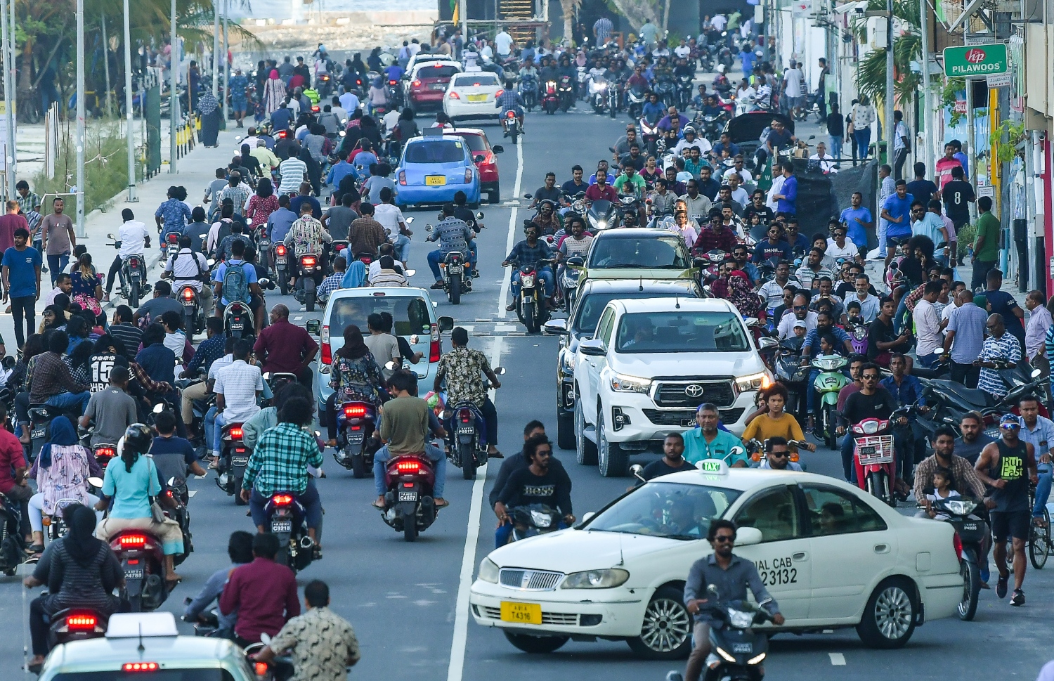 މާލެ: މޭ 9، 2019- ރޯދަ ކުރުކޮށްލުމަށްޓަކައި މާލޭގައި ގިނަ ބަޔަކު ދުއްވާލަން ނުކުމެއުޅޭ ރިންގް ރޯޑު ވެހިކަލްތަކުން ފުރިބާރުވެފައި.---ފޮޓޯ: ނިޝާން އަލީ/މިހާރު