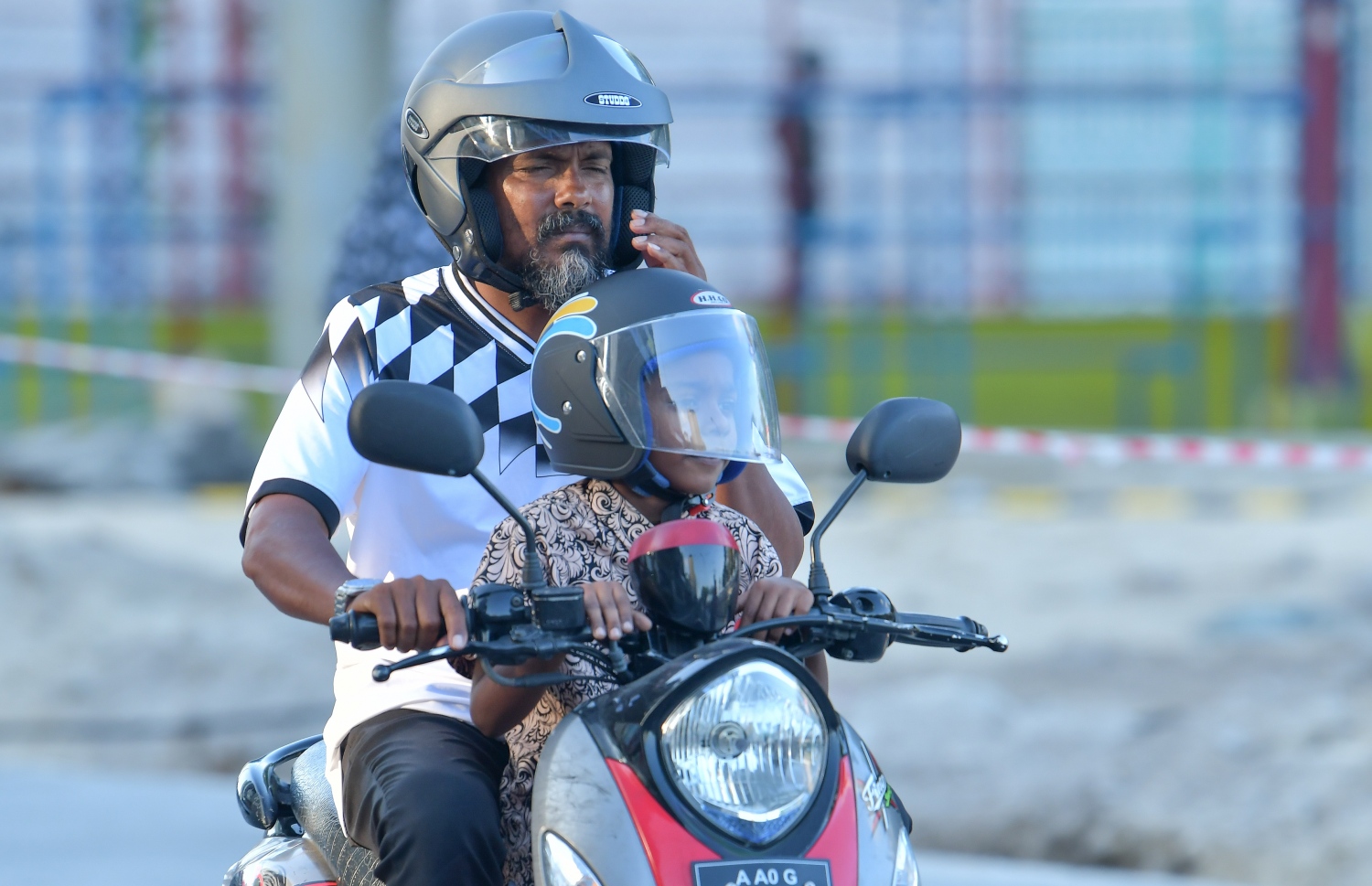 މާލެ: މޭ 9، 2019- މިއަދު ހަވީރު ރޯދަ ކުރުކޮށްލުމުގެ ގޮތުން ކުޑަކުއްޖަކު ގޮވައިގެން މީހަކު ސައިކަލުގައި ދަނީ.---ފޮޓޯ: ނިޝާން އަލީ/މިހާރު