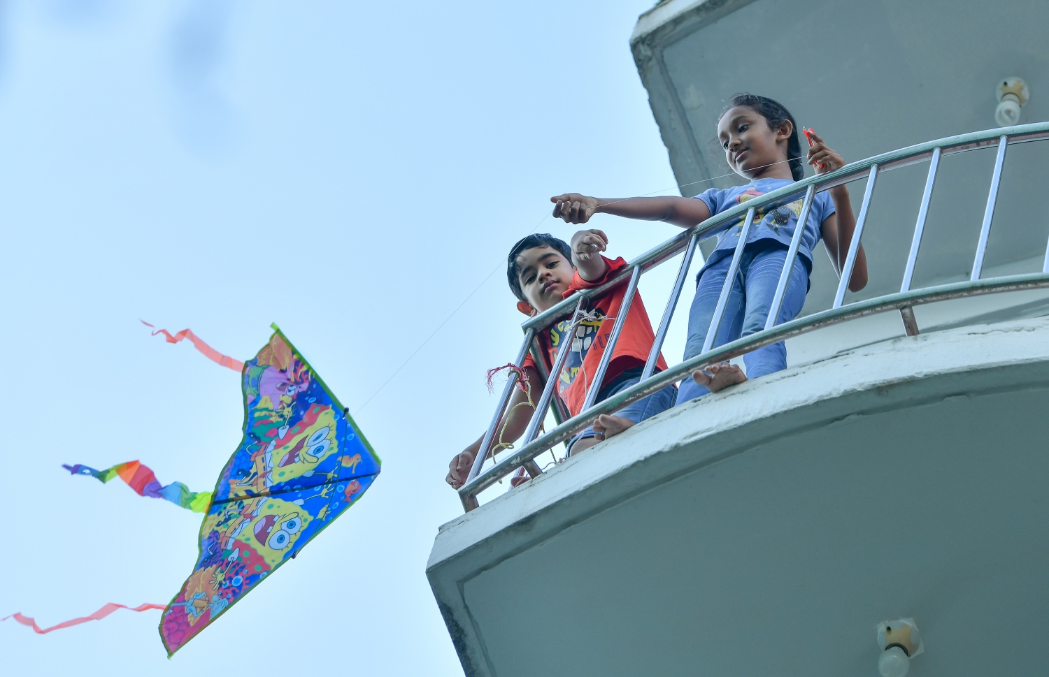 މާލެ: މޭ 9، 2019- ރޯދަ ކުރުކޮށްލުމަށްޓަކައި ކުޑަކުދިންތަކެއް ގެއެއްގެ ބެލްކަނީގައި މަޑިއަރުވަނީ.---ފޮޓޯ: ނިޝާން އަލީ/މިހާރު