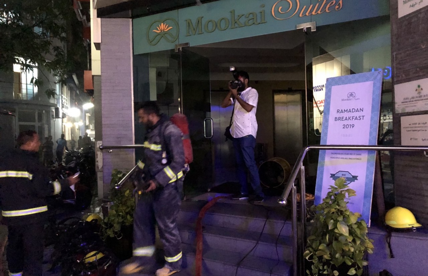 މޫކައި ސްއިޓްސްގައި ހިނގި އަލިފާނުގެ ހާދިސާ އަށް ފަހު އިމާރާތުން މީހުން ހުސްކޮށް، ސިފައިންނާއި ފުލުހުން ހަރަކާތްތެރިވަނީ. -- ފޮޓޯ: ނިޝާން އަލީ/މިހާރު