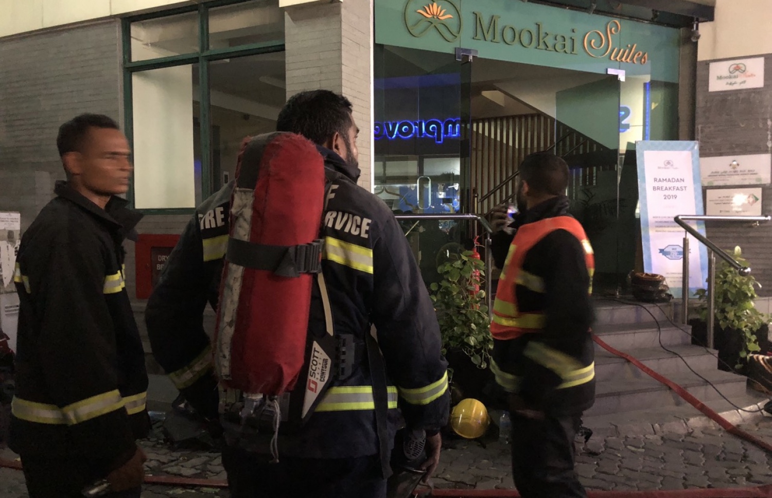 މޫކައި ސްއިޓްސްގައި ހިނގި އަލިފާނުގެ ހާދިސާ އަށް ފަހު އިމާރާތުން މީހުން ހުސްކޮށް، ސިފައިންނާއި ފުލުހުން ހަރަކާތްތެރިވަނީ. -- ފޮޓޯ: ނިޝާން އަލީ/މިހާރު