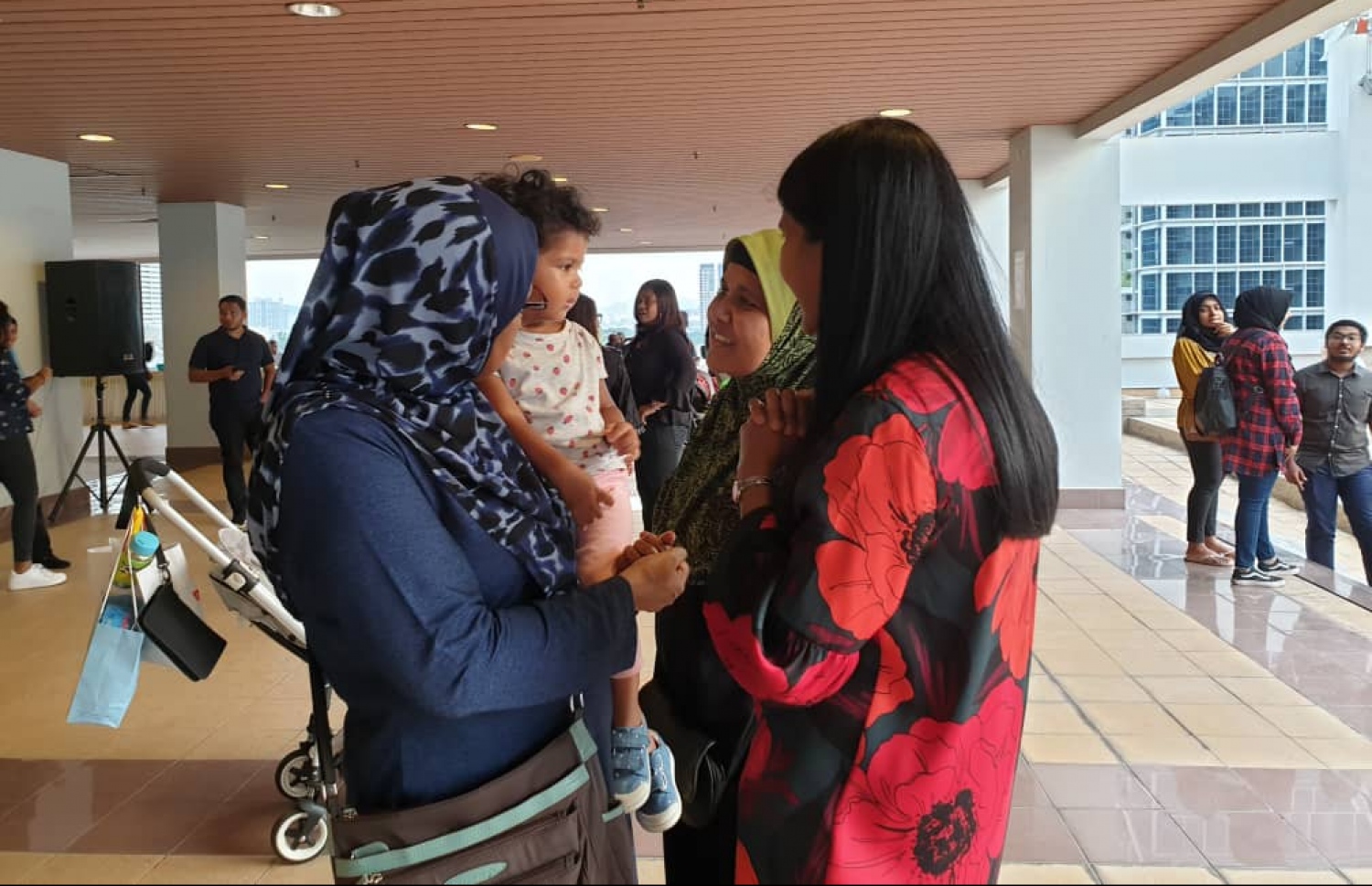 މެލޭޝިއާގައި ދިރިއުޅޭ ދިވެހި އާއިލާއަކާ ވިސާމް ބައްދަލުކުރައްވަނީ --- ފޮޓޯ: މެލޭޝިއާ އެމްބަސީ