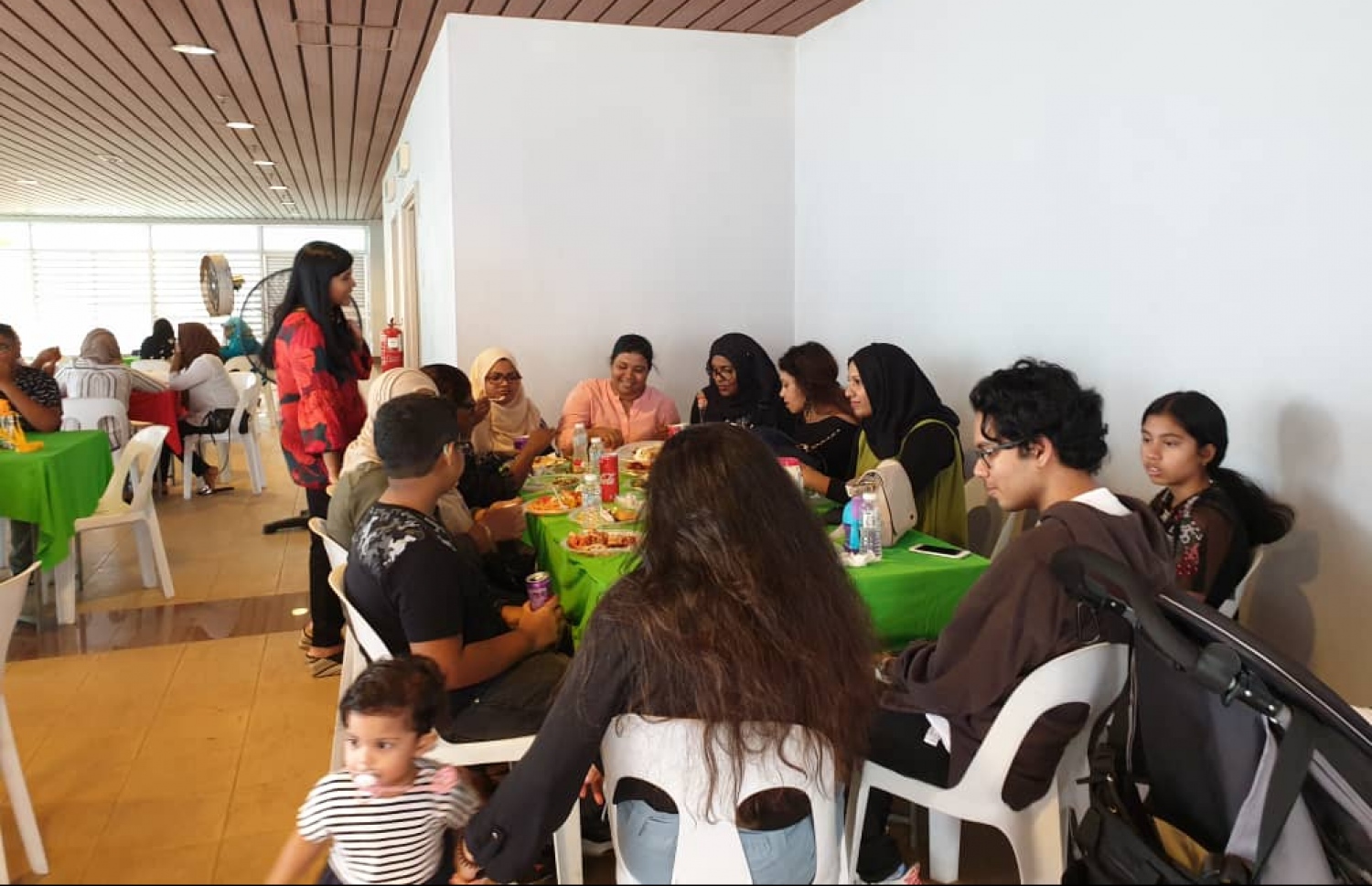 ވިސާމް (ކ)، އެ ގައުމުގައި ދިރިއުޅޭ ދިވެހިންނާ ބައްދަލު ކުރައްވަނީ. --- ފޮޓޯ: މެލޭޝިއާ އެމްބަސީ