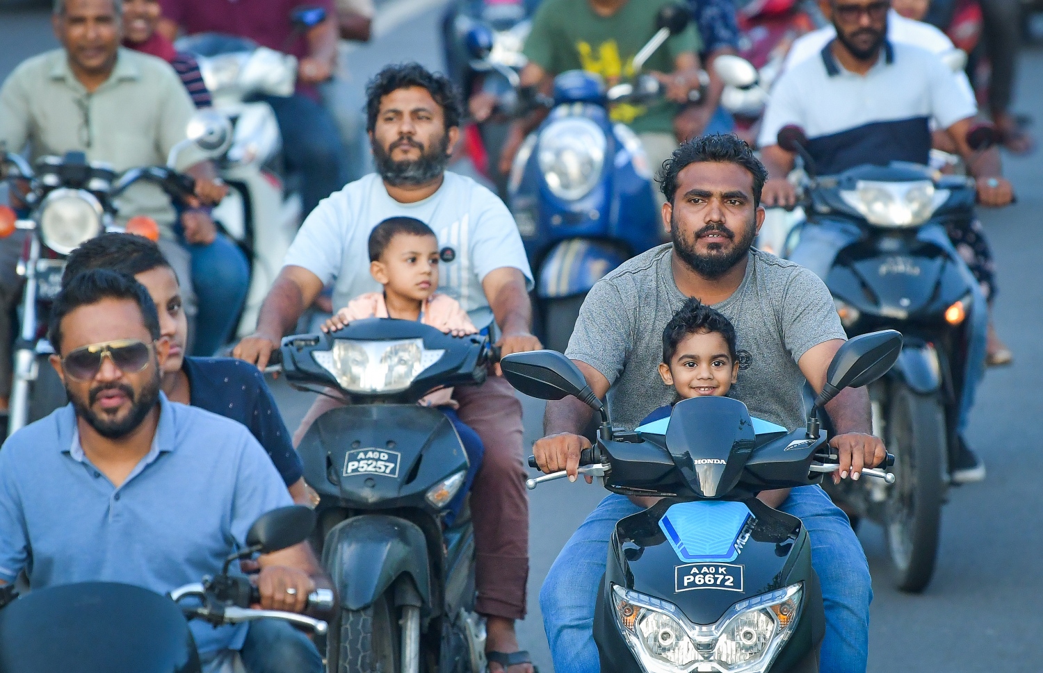 މާލެ: މޭ 9، 2019- މާލޭގައި ރޯދަ ކުރުކުރުމުގެ ގޮތުން ގިނަ މީހުން އެންމެ އާންމުކޮށް ކުރާ އެއް ކަމަކީ ހަވީރު ފިންޏަށް ދުއްވާލަން ދިއުން: މި ރޯދަ މަހު ވެސް ކޮންމެ ދުވަހެއްގެ ހަވީރު މާލޭގެ ވަށައިގެން އޮންނަ މަގުތަކުން މި މަންޒަރު ވަރަށް އާންމު.---ފޮޓޯ: ނިޝާން އަލީ/މިހާރު