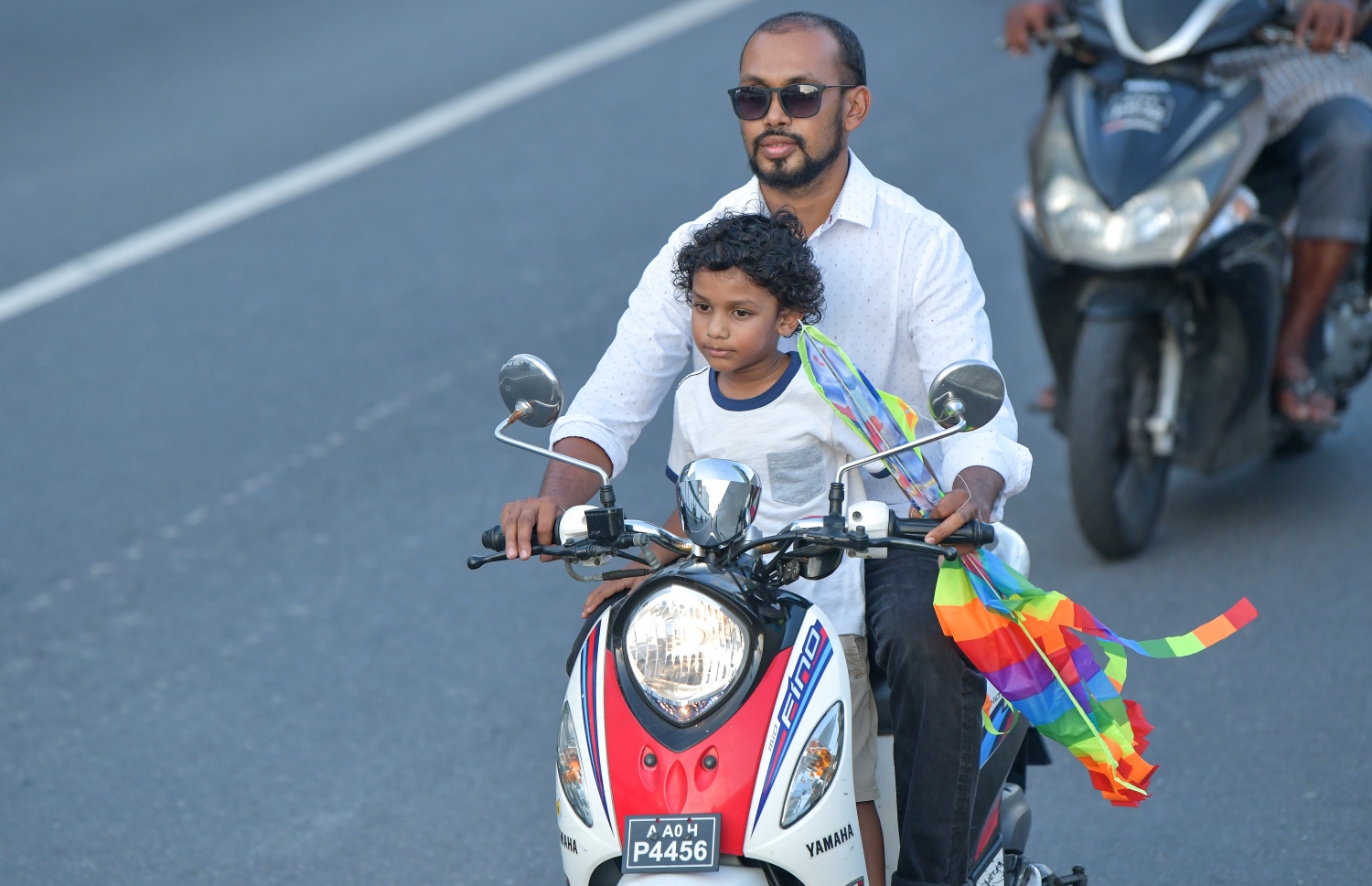 މާލެ: މޭ 9، 2019- މިއަދު ހަވީރު ރޯދަ ކުރުކޮށްލުމުގެ ގޮތުން ކުޑަކުއްޖަކު ގޮވައިގެން މީހަކު ސައިކަލުގައި ދަނީ.---ފޮޓޯ: ނިޝާން އަލީ/މިހާރު