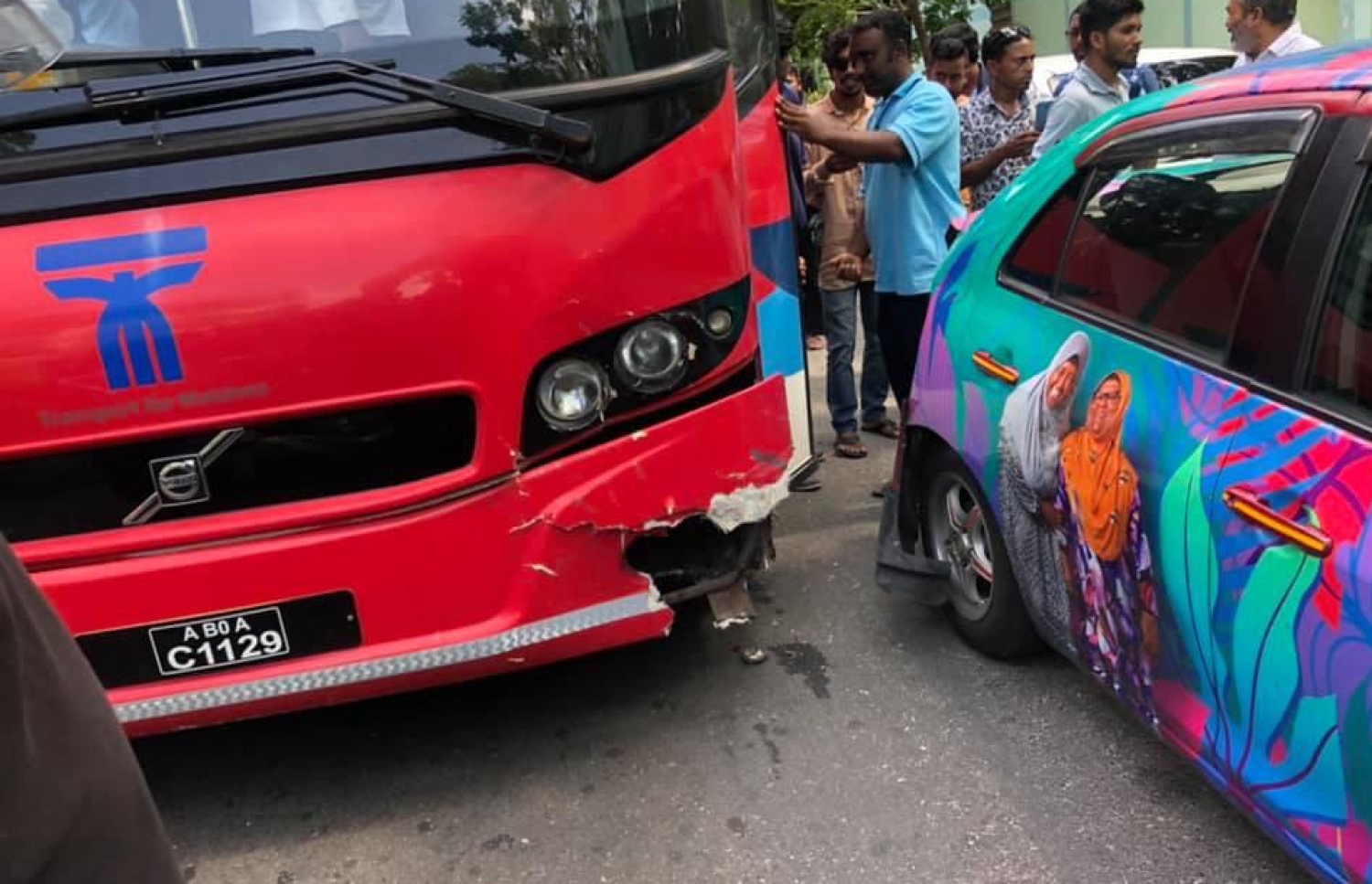 ހުޅުމާލޭގައި މިއަދު މެންދުރު ހިނގި އެކްސިޑެންޓުގައި އެމްޓީސީސީގެ ބަހުގެ ކުރީކޮޅަށް ގެއްލުން ވެފައި: މި ބަހުގެ ޑްރައިވަރު އިނީ ނިދާފައި ކަމަށް ފުލުހުން ބުނޭ.