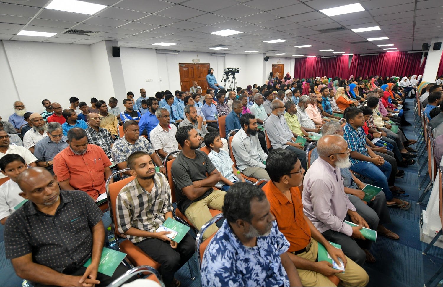 މާލެ: މޭ 9، 2019- ކޮންމެ އަހަރެއްގެ ރޯދަ މަހެއްގައި ސަރުކާރުން ކުރިއަށް ގެންދާ އިހްޔާ ފޯރަމްގެ މި އަހަރުގެ ފުރަތަމަ ޖަލްސާގައި ކުރީގެ ރައީސް މައުމޫން އަބްދުލްގައްޔޫމް ދެއްވި ދީނީ ދަރުސް އަޑުއަހަން ދިޔަ ބައެއް މީހުން.---ފޮޓޯ: ހުސައިން ވަހީދު/މިހާރު