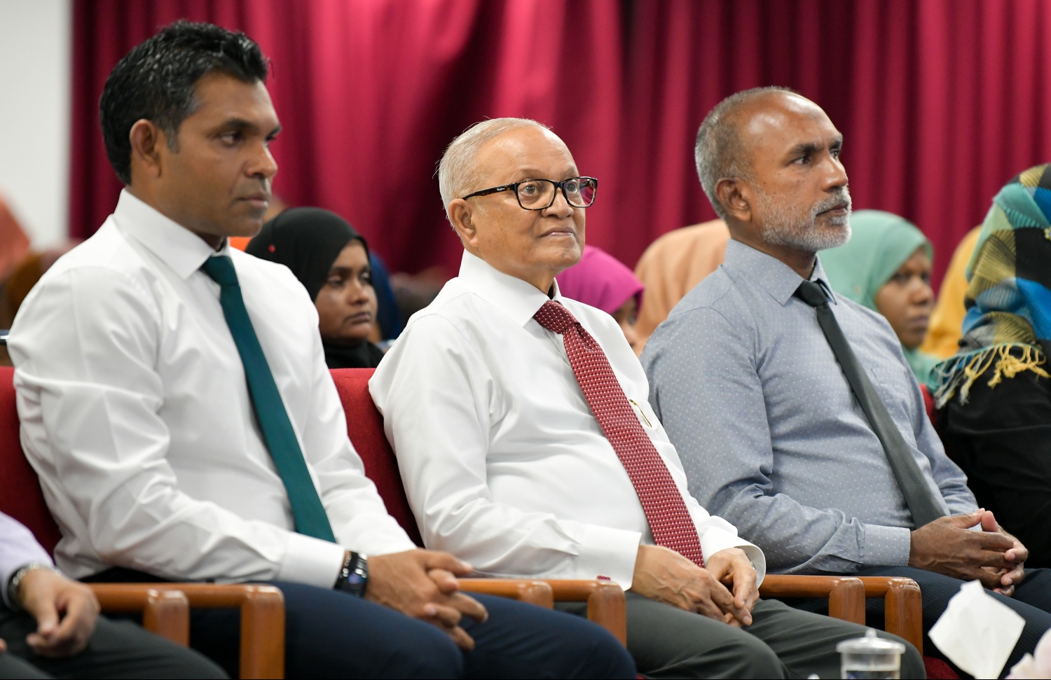 މާލެ: މޭ 9، 2019- މި އަހަރުގެ ރޯދަ މަހުގެ ފުރަތަމަ އިހްޔާ ޖަލްސާގައި (ކ-ވ) އިސްލާމިކް މިނިސްޓަރު ޑރ. އަހުމަދު ޒާހިރު، ކުރީގެ ރައީސް މައުމޫން އަބްދުލްގައްޔޫމް އަދި ނައިބު ރައީސް ފައިސަލް ނަސީމް ބައިވެރިވެވަޑައިގަންނަވަނީ---ފޮޓޯ: ހުސައިން ވަހީދު/މިހާރު