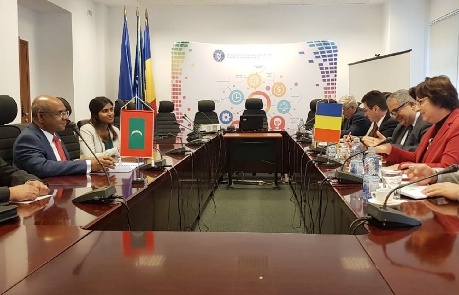 ރާއްޖޭގެބ ވަފުދު ރޮމޭނިއާގެ ބިޒްނަސް އެންވަޔަރަމެންޓް ޑިޕާޓްމެންޓްގެ އިސްވެރިންނާ އެކު ބައްދަލުވުމެއްގައި -- ފޮޓޯ: ފޮރިން މިނިސްޓްރީ