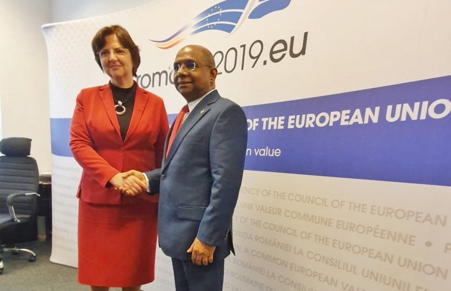 މިނިސްޓަރު ޝާހިދު (ކ) ރޮމޭނިއާގެ ބިޒްނަސް އެންވަޔަރަމެންޓް ސެކެޓަރީ ގެބްރިއެލާ މިހޭލާ ވޮއިސިލާ އާ އެކު -- ފޮޓޯ: ފޮރިން މިނިސްޓްރީ