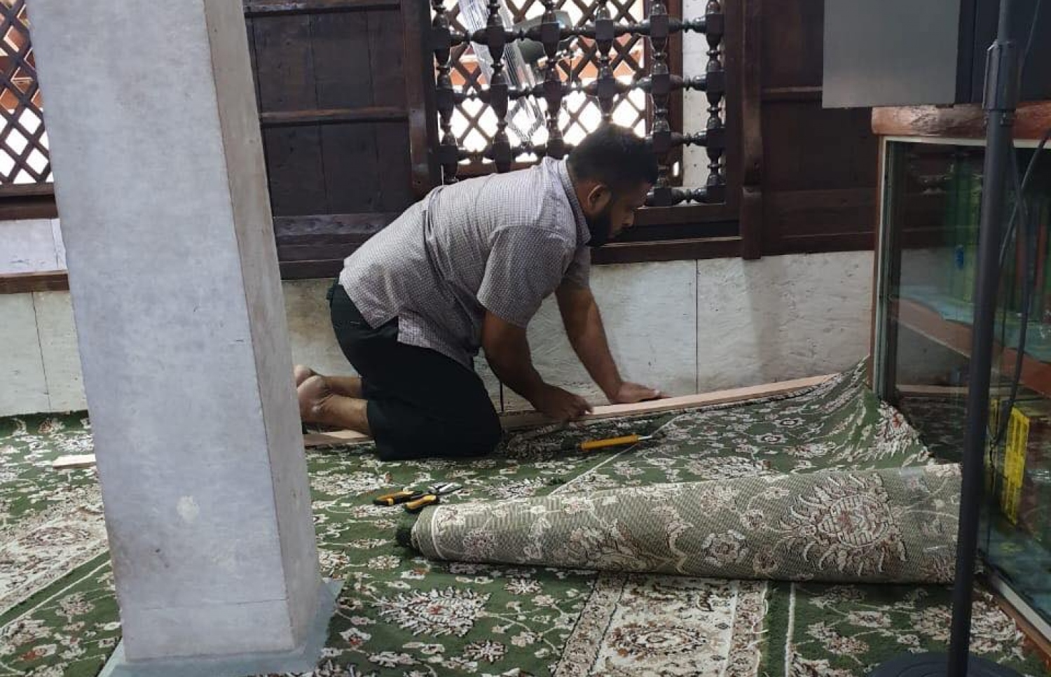 ހުކުރު މިސްކިތުގެ ކާޕެޓް ބަދަލު ކުރުމުގެ މަސައްކަތުގައި މުނައްވަރު: އޭނާއަށް ގިނަ މަސައްކަތްތަކެއް ކުރަން އެނގޭ