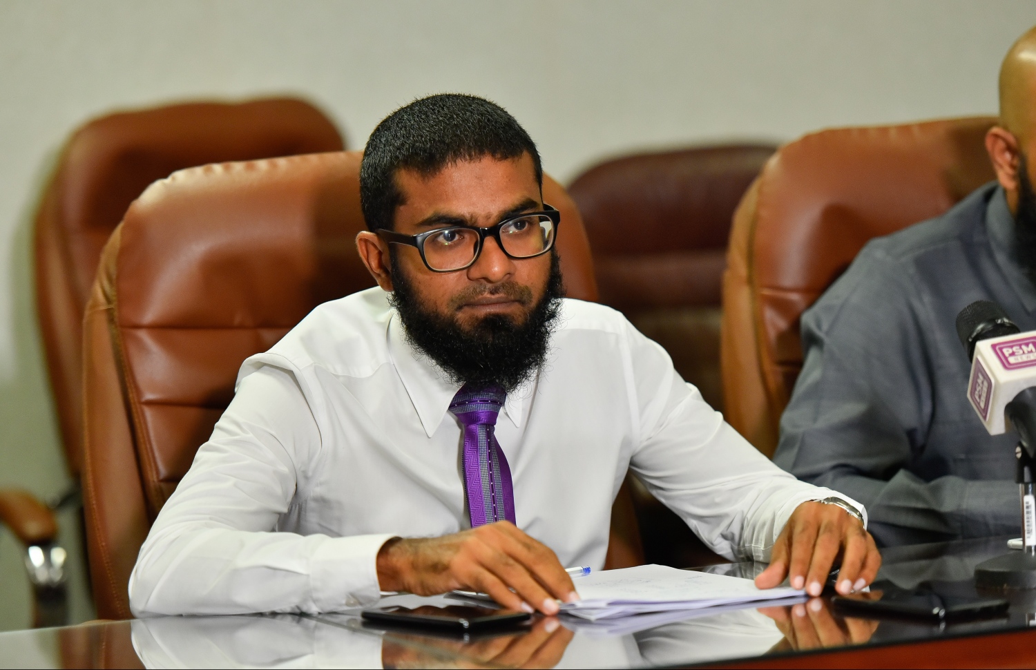ހައްޖަށް މީހުން ގެންދިއުމުގެ ހުއްދަ ދިން ކުންފުނިތަކާ ބެހޭ މައުލޫމާތު ހިއްސާކުރަން އިސްލާމިކް މިނިސްޓްރީން މިއަދު ބޭއްވި ނޫސްވެރިންގެ ބައްދަލުވުމުގައި އެ މިނިސްޓްރީގެ ޑެޕިއުޓީ މިނިސްޓަރު ޝާފިއު ވާހަކަދައްކަވަނީ-- ފޮޓޯ: ހުސެއިން ވަހީދު/ މިހާރު