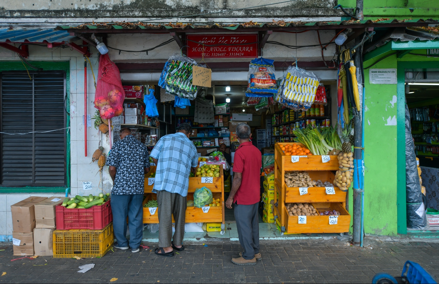 މާރުކޭޓު ސަރަހައްދުގައި ހުންނަ އަތޮޅު ފިހާރައެއްގައި ބަޔަކު ވިޔަފާރި ކުރަނީ: ވައިރަހުގެ ނުރައްކާ އެންމެ ބޮޑު އެއް ސަރަހައްދަކީ ބާޒާރުމަތި-- ފޮޓޯ/ މިހާރު