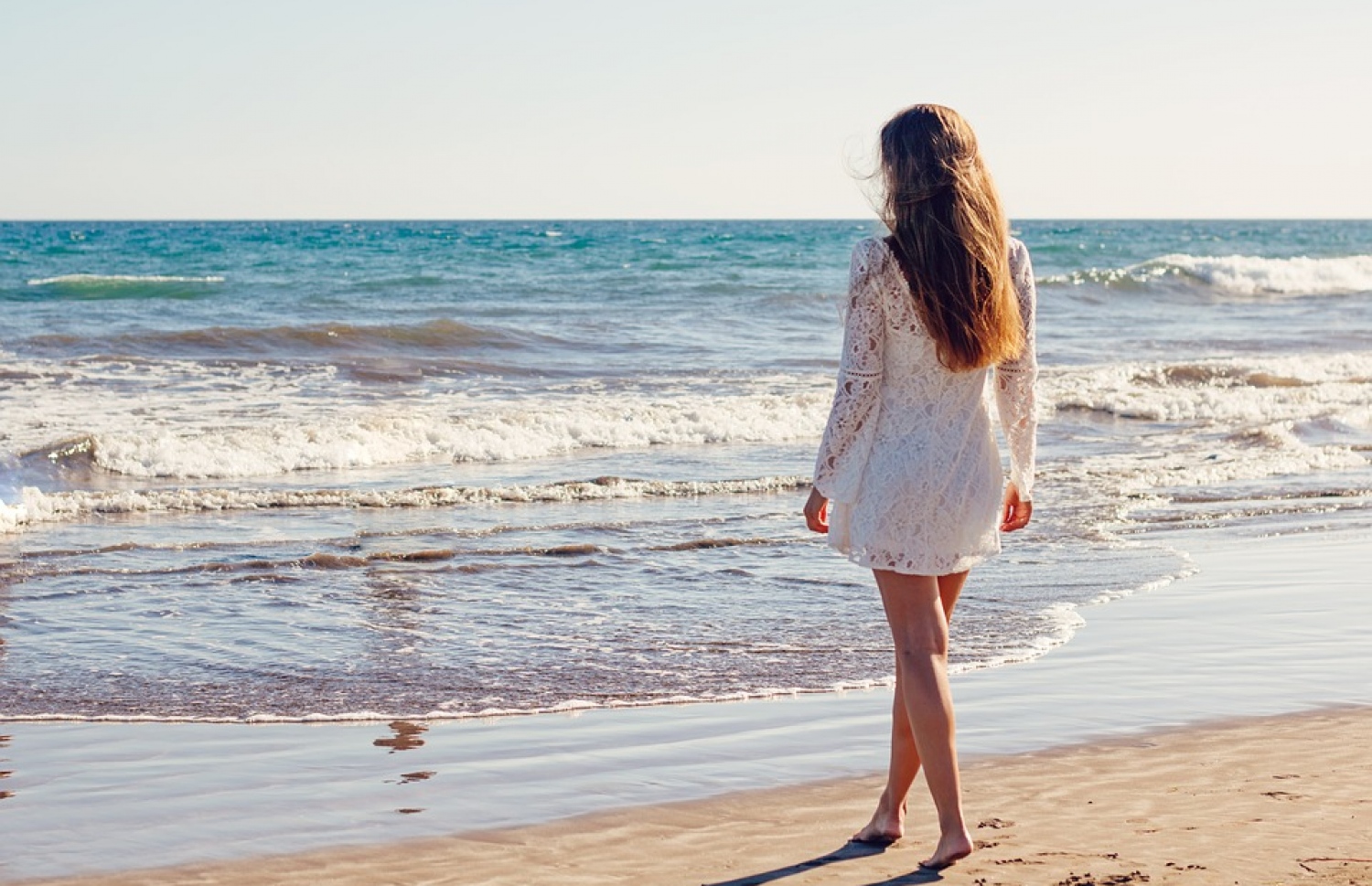 އަންހެނަކު މޫދެއްގެ އައްސޭރި ފަށުގައި.