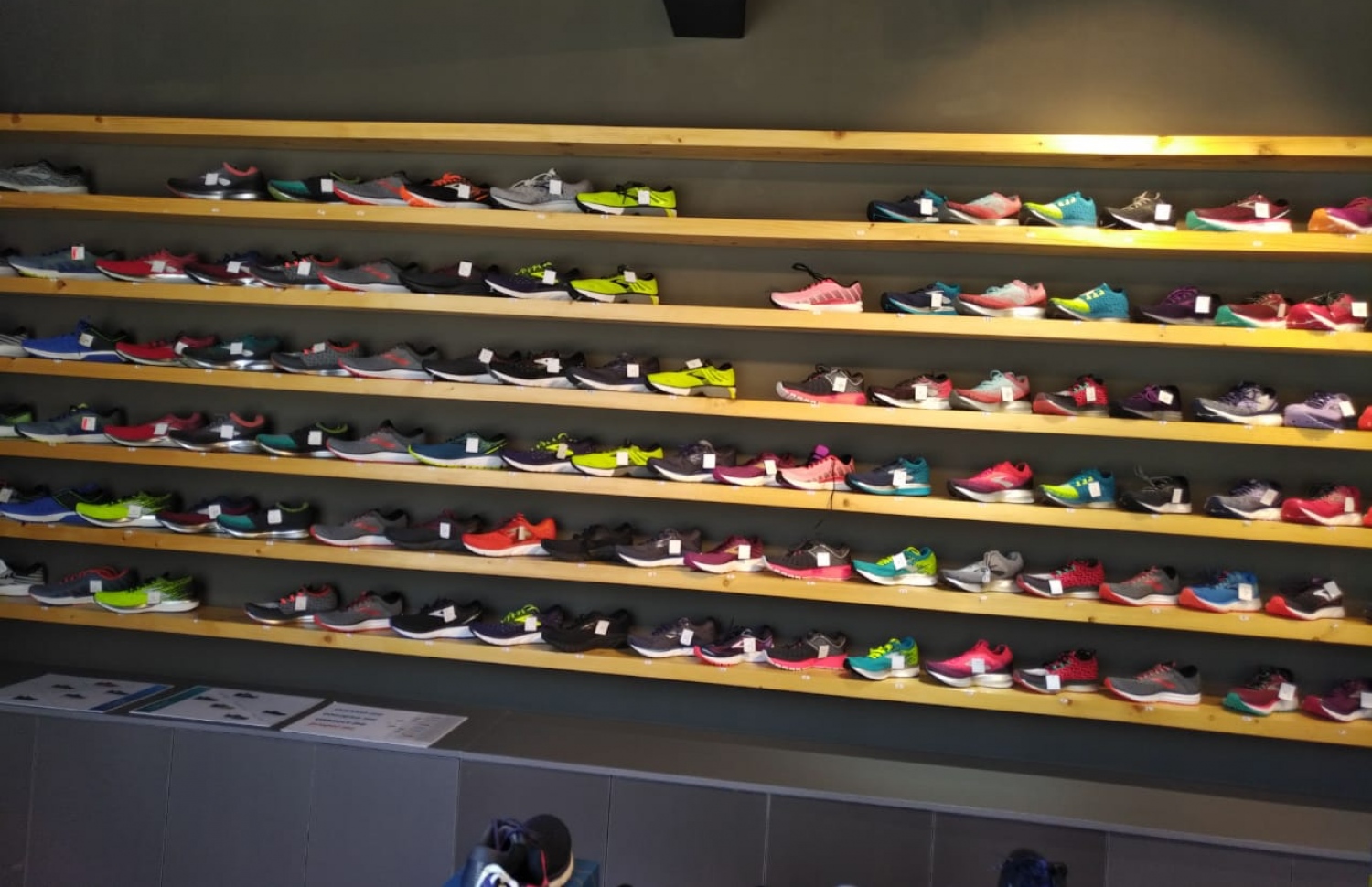 މެރެތަން ޝޮޕުން ވިއްކާ ބޫޓުތައް.