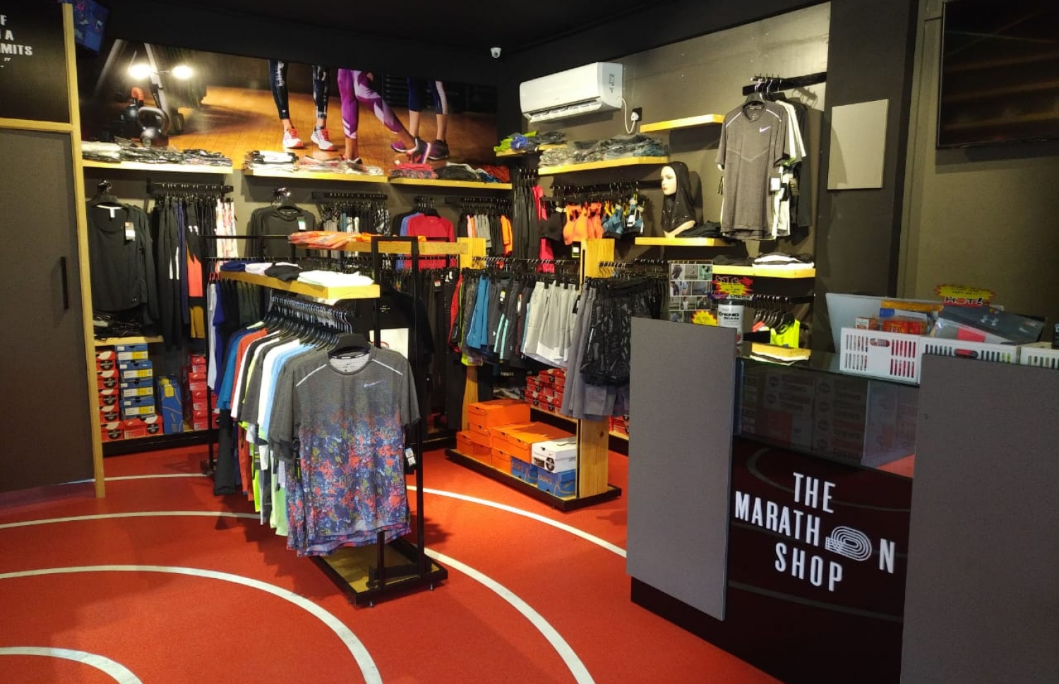 "ދި މެރެތަން ޝޮޕް": މިތަން ޑިޒައިންކޮށްފައިވަނީ ދުވާ ޓްރެކެއްގެ ގޮތުގައި.