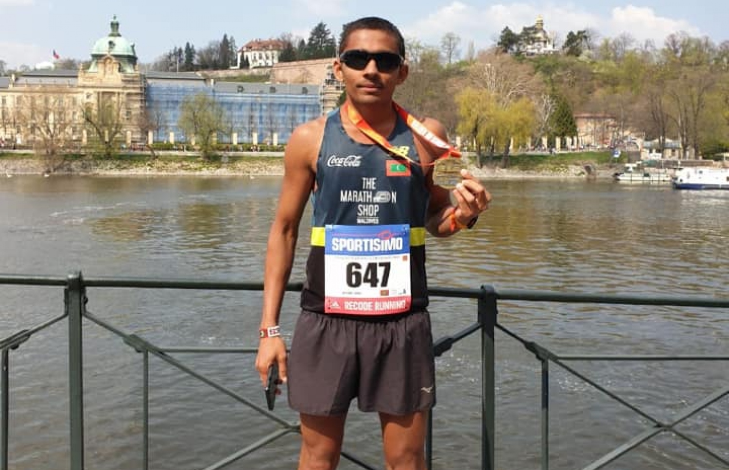 ޝިފާޒް ޕްރާގް މެރެތަން އަށް ފަހު މެޑަލް އަޅުވާލައިގެން.