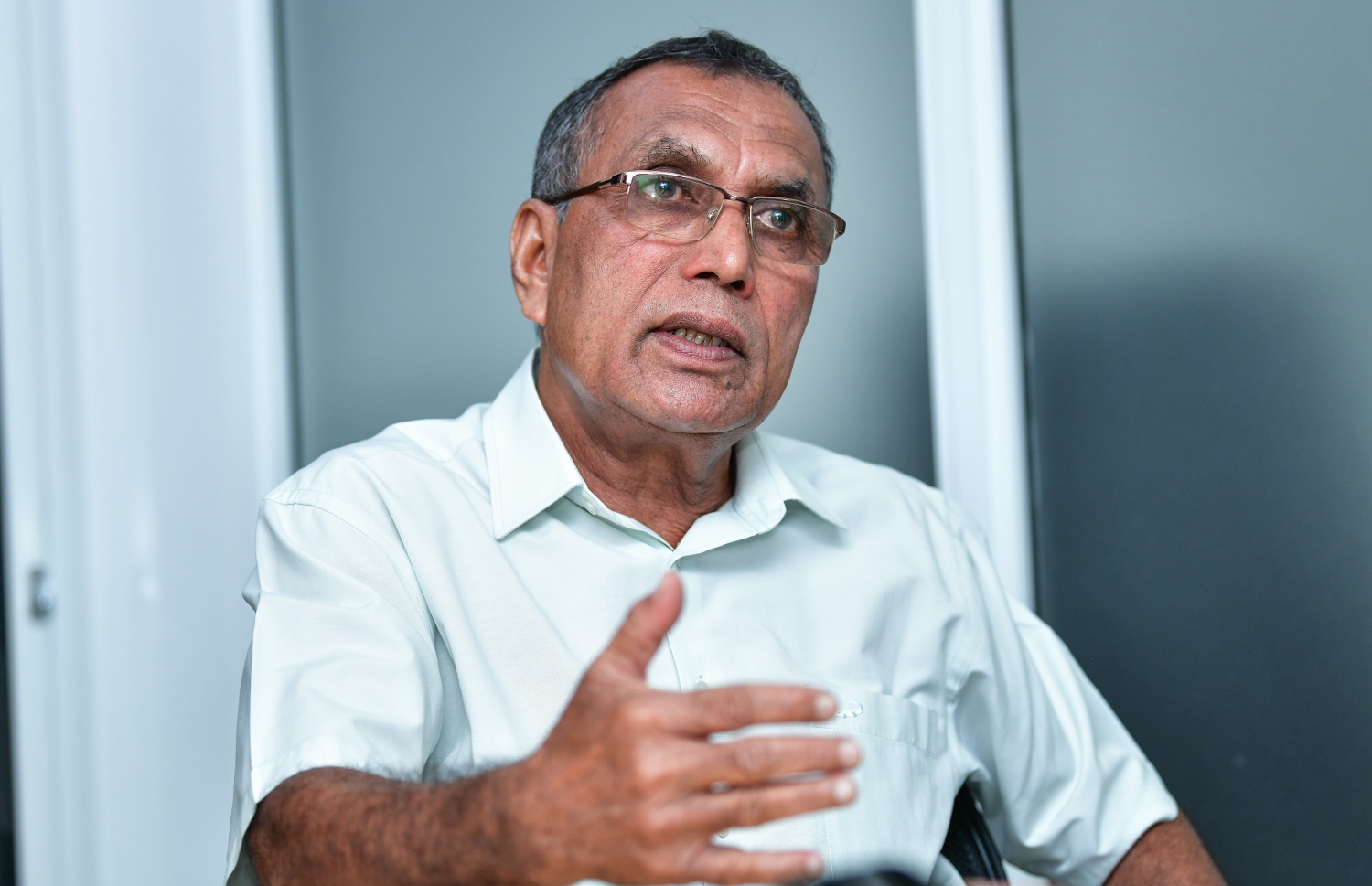 ހަސަން އަފީފް "މިހާރަ"ށް އިންޓަވިއު ދެއްވަނީ. --ފައިލް ފޮޓޯ