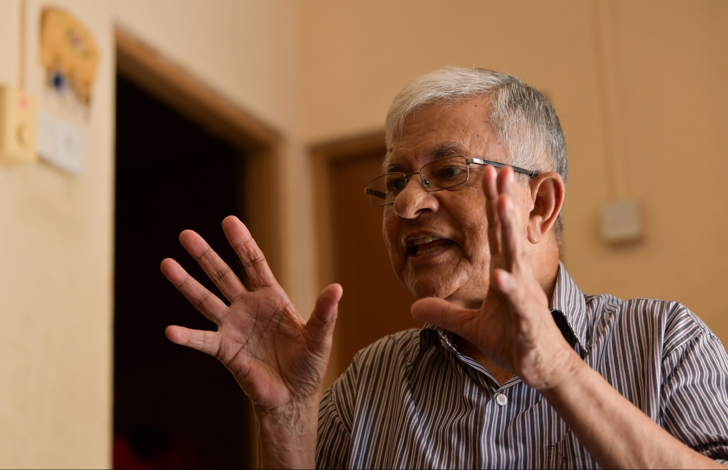 އަހުމަދު ފުޅު "މިހާރު" އަށް އިންޓަވިއު ދެއްވަނީ. --ފޮޓޯ: ހުސެއިން ވަހީދު/ މިހާރު